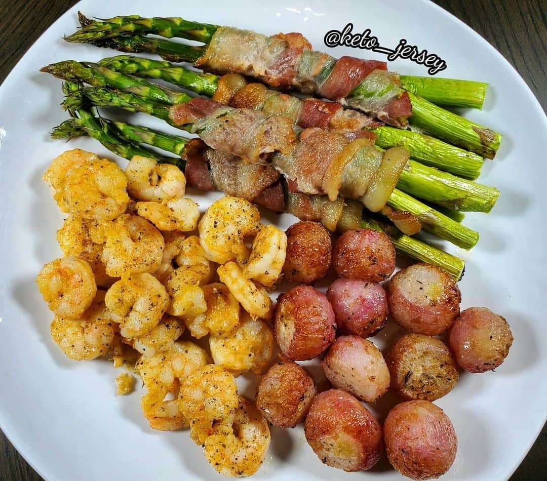 Flavorgod Seasoningsさんのインスタグラム写真 - (Flavorgod SeasoningsInstagram)「Customer @keto_jersey with some Flavor God Seasoned Shrimp, Bacon Wrapped Asparagus & Roasted Fauxtatoes⁣⁠ ⁣-⁠ "I used @flavorgod 's Garlic Lovers and Nacho Cheese seasoning for the shrimp 😛⁣"⁠ -⁠ ⁣Add delicious flavors to your meals!⬇️⁠ Click link in the bio -> @flavorgod | www.flavorgod.com⁠ -⁠ I was inspired by @its_keto_sis 's recent post to make the roasted fauxtstoes for the first time! I boiled the radishes for 10 minutes to get them softened up. Then I tosted them in butter, olive oil, garlic powder, onion powder, salt, pepper, thyme and basil. Then I airfried them on 375° for 8 - 9 minutes. I would deff make these again! A lovely potato replacement for sure 👌🏼⁣⁠ -⁠ Flavor God Seasonings are:⁠ ✅ZERO CALORIES PER SERVING⁠ ✅MADE FRESH⁠ ✅MADE LOCALLY IN US⁠ ✅FREE GIFTS AT CHECKOUT⁠ ✅GLUTEN FREE⁠ ✅#PALEO & #KETO FRIENDLY⁠ -⁠ #food #foodie #flavorgod #seasonings #glutenfree #mealprep #seasonings #breakfast #lunch #dinner #yummy #delicious #foodporn」2月26日 11時01分 - flavorgod