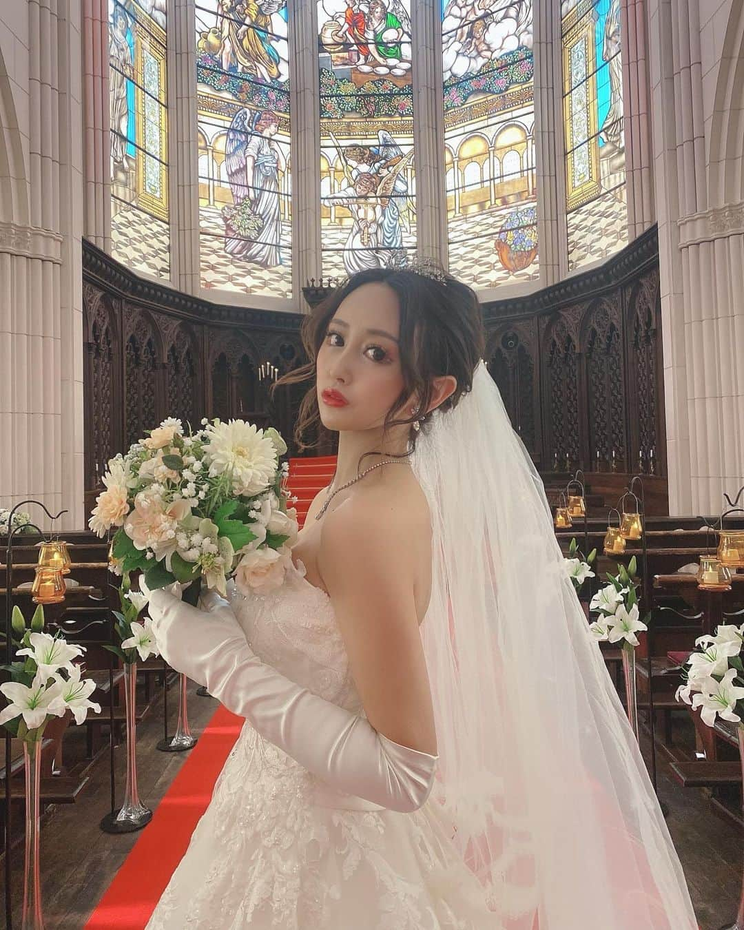 SHIHOさんのインスタグラム写真 - (SHIHOInstagram)「. . Happy wedding👰💒♡ 結婚しました💗なんちゃって💗笑 . . カサ・デ・アンジェラ馬車道 @casad_angela さんで @princessgarden_yokohama さんの ドレスの撮影してきました🎥♡ . 素敵なウェディングドレス着させていただきました💍 きゃあ🥺💗テンション上がる💗 . . ここのチャペルほんとに素敵すぎる🥰💗 真っ赤なバージンロード♡きゅん♡ . . . 🎁shihoのインスタを見て来館される方🎁 . Amazonギフト券3万円プレゼント✨ . 更に！挙式を決められた場合には 挙式料から10万円のプレゼント＋カラードレス全額 など豪華プレゼントいただける特典を スタッフさんがご用意してくださったので💍💒💗 . . 結婚を考えている方はぜひ来館してみてね🥰 . 申し込みフォームからの予約に限るので 紹介者のところに"shiho"と記入して 予約してみてください😌💗💗💗 . . . #カサデアンジェラ馬車道 #カサデアンジェラ #セントラファエロチャペル横浜 #結婚式カメラマン #結婚写真 #結婚式 #花嫁準備 #結婚準備 #ウェディング #ロケーションフォト #フォトウェディング #ウェディングフォト #前撮り横浜 #前撮り #プレ花嫁 #卒花嫁 #2021春婚 #ウェディングドレス #関東花嫁 #プリンセスガーデンヨコハマ #cestlamagie #セラマジィ #日本中のプレ花嫁さんと繋がりたい」2月26日 11時06分 - cham_pipi