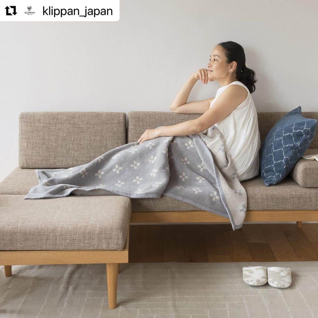 ecomfort（エコンフォート）さんのインスタグラム写真 - (ecomfort（エコンフォート）Instagram)「﻿ ﻿ 【2021SSCollection】﻿ ﻿ ～CHENILLE COTTON BLANKET　HALF～﻿ 夏の冷房に、極上オーガニックコットン﻿ • 2人掛けソファのソファカバー﻿ • 夏の冷房にひざ掛け（オフィス、ドライブ、レストラン……）﻿ 夏の冷房は女性が体調を崩す最大の原因になっています。オフィスで長い時間を過ごす女性にとって、夏ひざ掛けはもっと重要視されるべきです。KLIPPAN のシュニールコットンのハーフサイズは90×140cm。膝から腰全体まで包みこめると喜ばれています。﻿ この上ない肌ざわりの極上シュニールコットンブランットはソファカバーにもぴったり。KLIPPAN をソファに掛けるとインテリアのレベルがその瞬間からぐんと上がります。汗やヨゴレを防ぐのはもちろん、洗濯機で何度でも丸洗い、ソフトな質感を損なうことなく耐久性も抜群！﻿ ﻿ クリッパンのシュニールコットン糸、コットン糸はGOTS オーガニック認証を受けています。﻿ ﻿ ・・・ECO CDC プレゼントキャンペーン・・・﻿ 2021SS Collectionをお買い上げのお客様にEco CDCをプレゼント！﻿ （2021年3月16日まで）詳しくはHPをご確認ください。﻿ ﻿ ★2021SS Collectionの新商品はご予約商品となり、お渡しは3月16日以降になります。﻿ ﻿ プロフィールリンクから詳細情報をご覧頂けます。﻿ ご購入もこちらから→@klippan_japan ﻿ ﻿ 販促担当：村上桃子(#ムラカミモモコ ）﻿ ﻿ ﻿ #KLIPPAN﻿ #クリッパン﻿ #スウェーデン﻿ #ゴットランド﻿ #エコウール﻿ #エコンフォートハウス﻿ #ecomfortHouse﻿ #イーオクト﻿ #eoct﻿ #サスティナビリティ﻿ #サスティナブル﻿ #エコ ﻿ #sdgs﻿ #北欧」2月26日 11時01分 - ecomfort_eoct