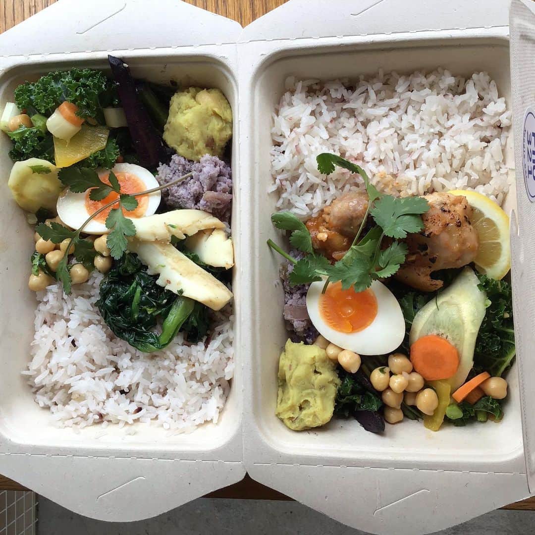 Pho 321 Noodle barのインスタグラム：「【today’s lunch box on Friday】 fish box 🦑or chicken box🥜  メインは ⚫︎イカと青菜炒め または ⚫︎鶏肉のピーナッツ焼き からお選び下さいませ。  デリは4,5品付きます。 ⚫︎ケール　白にんじん　イエロービートルート　セロリ　ヒヨコ豆のpho321自家製チョップド🤚サラダ ⚫︎薩摩芋のココナッツカリーマッシュ ⚫︎紫にんじんと高菜のレモングラス辣油和え ⚫︎うずら豆のフムス　45epicesアリッサ添え ⚫︎タイ🇹🇭風卯の花 ⚫︎2色にんじんのクミンマリネ ⚫︎水菜と不知火のベトナム🇻🇳風サラダ ＋ ⚫︎半熟味付き🥚 ⚫︎タイ🇹🇭ベリーライス入りジャスミンライス  紅菜苔や高菜 青菜たちは岐阜ファームレガーロさんから届いたもの、イエローと新芽のシックな春色のboxになりました。  バインミーは3pm以降のご用意になります。  本日も　11:30am opening 5:30pm last call 6pm closing,non stop、Uber eats,chompyふたつのデリバリーサービスも同時間で稼働致します🗺 take out boxのご予約はこちらから ☎︎03-6432-9586  生春巻きも揚げ春巻きもたっぷりと巻き上がりました。 お夜食にプラス　サラダ単品のtake outもおすすめです。 blue moon coedo beers 333...週末のご褒美のビールも冷やしておきますね🍻  畑には恵の雨混じり 曇り空のFriday  店内明かるく調えて　引き続き安全第一で　お待ちしております。  today’s recommend:fish box or chicken box,pho chicken,summer roll for sharing,spring roll ,coconut pudding and tokibicha🌽  today’s opening 📻this is peanut?/salami rose joe louis  #pho321 #todayslunchbox #cheakpeas  #peanut #ヒヨコ豆とうずら豆」