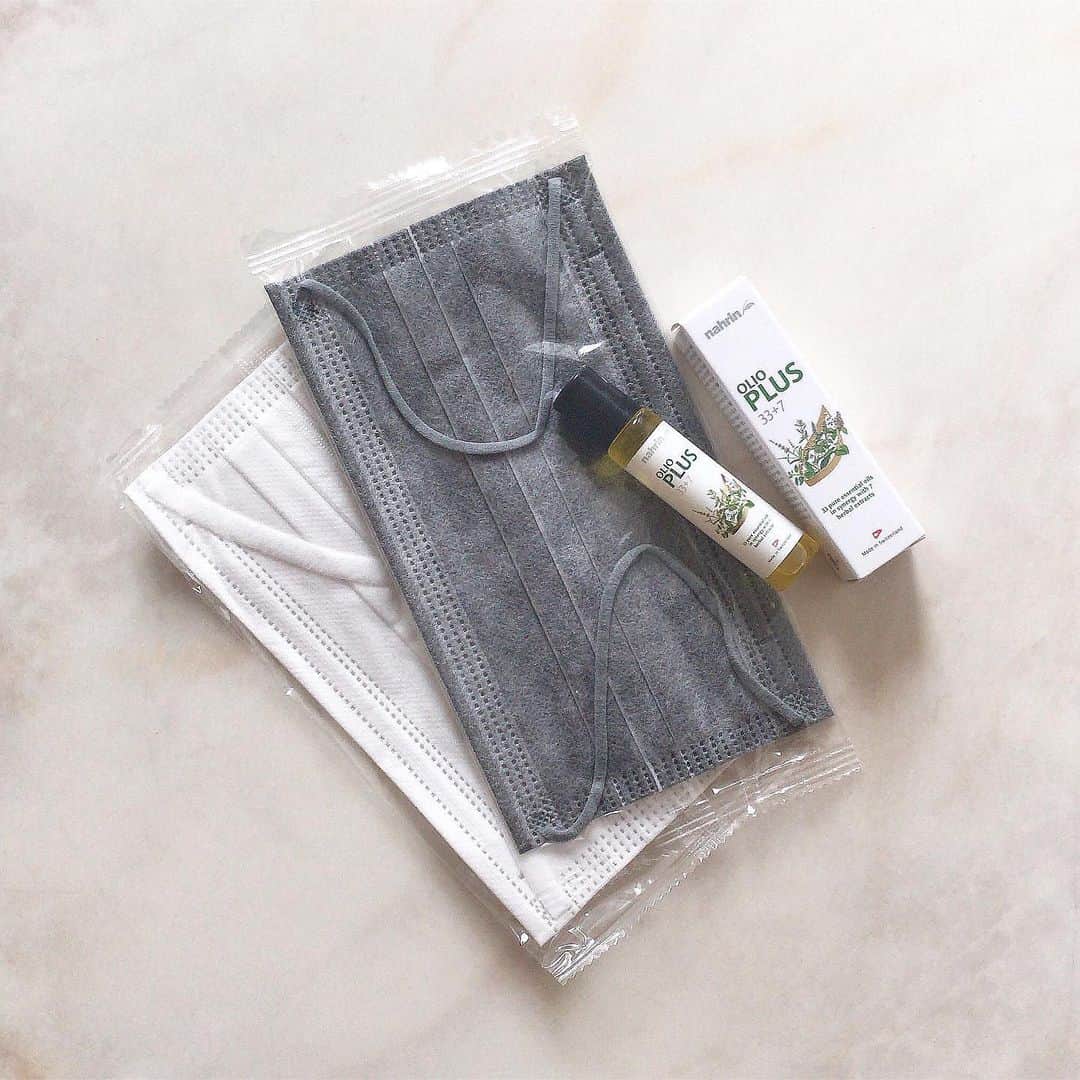 Michikoのインスタグラム：「_______ 🖤🤍🌱✔️ . 毎日持ち歩いてる必需品。 . ✔︎白とアッシュグレーの不織布マスク ✔︎ロールオンタイプのアロマ . . マスクはシーンで使い分け。 使い捨て(個包装)を好んで使っています。 . @nahrin_japan のアロマは、頭痛や肩凝りに◎ 気圧の乱高下や疲れによる頭痛、肩凝りがある時に こめかみ、首筋、肩に塗って軽くマッサージ。 . 3年くらいリピートしていて、とにかく無いと困る！ (何年か前にインスタでも紹介しています) . 最近出番が多く、新しいものを購入したので ポストしてみました😊 . . #inmybag #essentialoil .」
