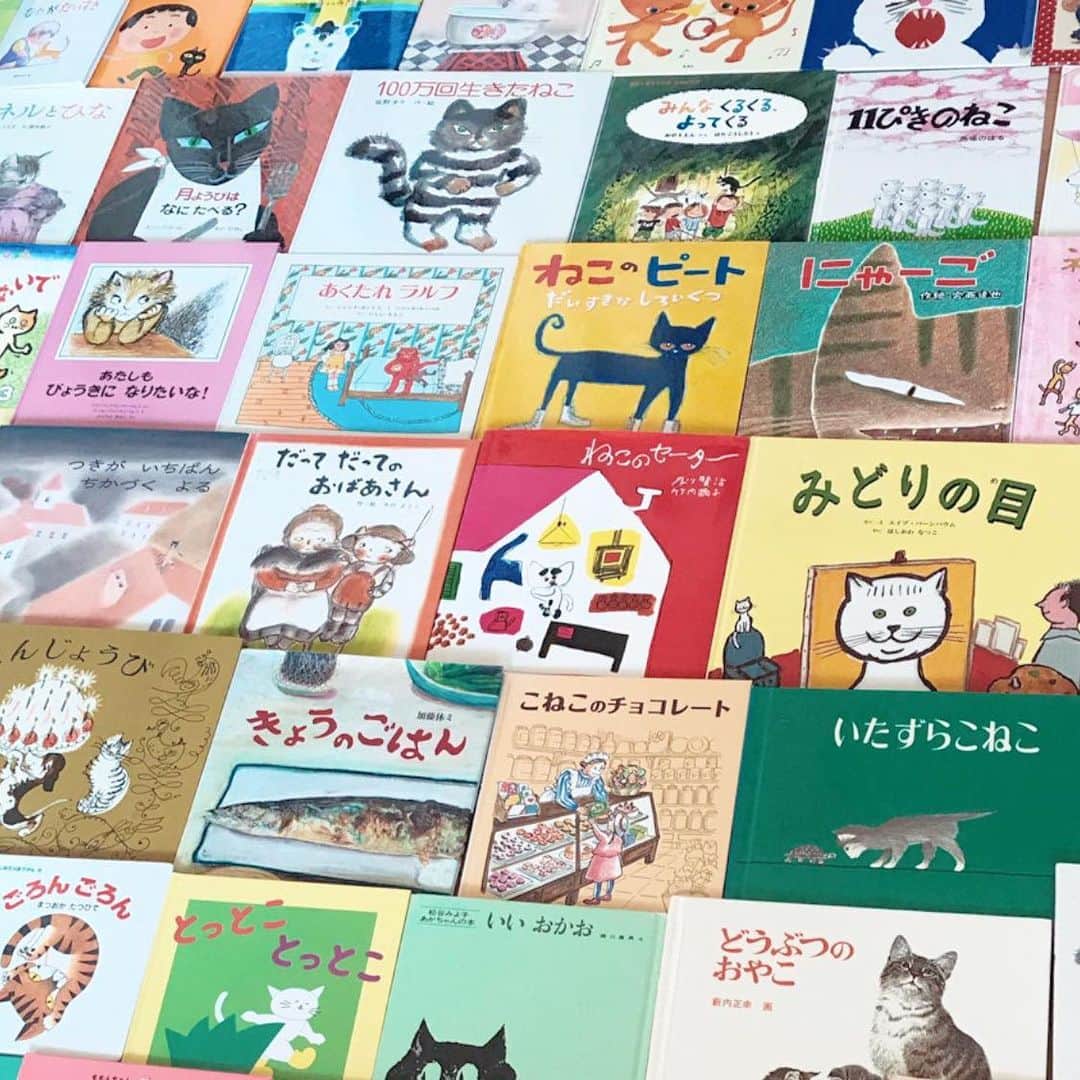 手紙社のインスタグラム：「【2/26(金) 21:30〜GOOD MEETING ふわはね「にじいろえほんあつめ」16回テーマ：一番好きなねこのえほん】﻿ ﻿ 2000冊以上の絵本が並ぶ"絵本のつなぎて”ふわはねさんのご自宅と、Zoomを通じて日本中・世界中の絵本好きの大人が夜な夜な集まり絵本を紹介し合う「にじいろえほんあつめ」は、今晩21:30から！﻿ ﻿ いつも火曜の夜に開催していたこの会ですが、今週は平日お仕事の方にもゆったりとした気持ちで参加いただけるよう、初の金曜開催。初めましての方も大歓迎です！（お顔を映さない状態（ビデオオフ）での参加も大歓迎ですのでお気軽に）﻿ ﻿ 毎回テーマを変えて、「私の一番」を持ち寄るこの会の、今日のテーマは「一番好きなねこのえほん」。みなさんのこれぞ！という１冊をぜひご紹介くださいね。﻿ ﻿ 手紙社からは2016年に出版した、今や絵本作家として大活躍されている柴田ケイコさんの絵本デビュー作「めがねこ」を紹介します！　ふわはねさんにも読み聞かせ頂く予定ですのでお楽しみに。﻿ ＊「めがねこ」のラインスタンプも好評販売中です！（2枚目）﻿  ﻿ ＜ GOOD MEETINGふわはね 「にじいろえほんあつめ」by ニジノ絵本屋とめがねこのおとなクラブ　＞﻿ 2月26日（金）テーマ：一番好きなねこのえほん﻿ 各日21:30〜22:30（21:25までに入室ください）﻿ ＊参加人数など当日の状況により終了時刻が23時まで延びる場合がございます﻿ 定員：25名﻿ 参加費：一般 ¥1,500 / 手紙社の部員¥1,400﻿ 受付：受付中〜各回開催時間5分前まで﻿ ﻿ ▶︎詳しくは「@tegamisha」プロフィールのハイライト「GOOD MEETING」＞「にじいろえほんあつめ」より受付ページへ﻿ 　もしくは @nijinoehonya　のプロフィールURLよりGOOD MEETINGのサイトに飛びます。﻿  ﻿ ◎Zoomって何？﻿ 「Zoom」とは、PCやスマートフォン、タブレットを使って映像通話が無料で楽しめるアプリケーションです。難しい登録をしなくても使用できるため、どなたでも簡単にはじめることができます。﻿ ﻿ ◎GOOD MEETINGって何？﻿ 手紙社が敬愛する作り手やお店のオーナー、書き手やパフォーマー、あらゆるジャンルの気になる方々をナビゲーターにお迎えして、オンライン上で講座やワークショップ、部活動的な集い、暮らしにまつわる情報交換を行う場です。」