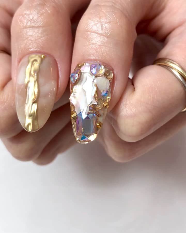 のインスタグラム：「“ shell × crystal “ ． クリスタルの輝きとシェルの輝きを閉じ込めて。 ． お客様のオーダーは💁🏼‍♀️ ✔︎何か縦ラインのアート ✔︎スワロフスキーの敷き詰め ✔︎ラメは少し使いたい で出来上がったデザインがこちらです。 ． びっくりするくらい喜んでくれて良かった👼🏻🤍」