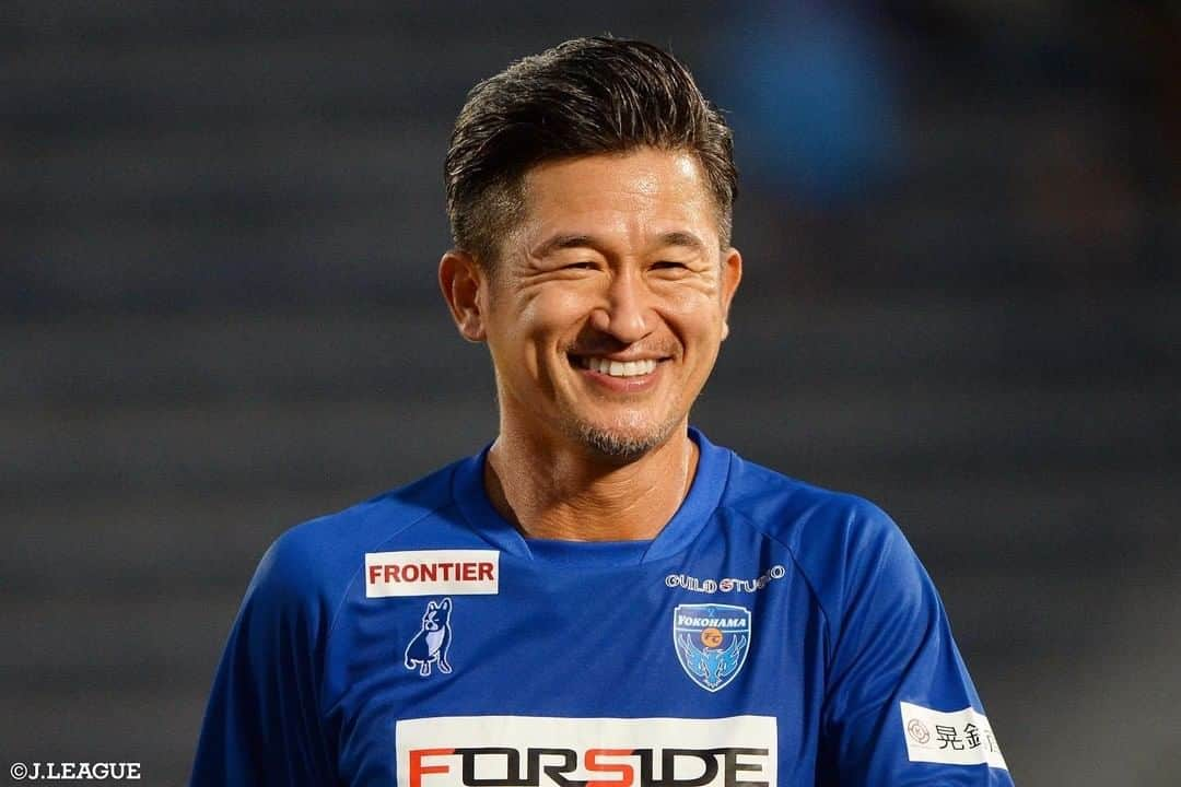 Ｊリーグさんのインスタグラム写真 - (ＪリーグInstagram)「HAPPY BIRTH DAY🎂🎉﻿ ﻿ 今日2月26日は、﻿ #横浜FC の #三浦知良 選手の﻿ 54歳のお誕生日です👑✨﻿ おめでとうございます㊗️﻿ ﻿ #キングカズ こと、﻿ 三浦知良選手の素敵な笑顔をピックアップ‼️﻿ ﻿ あなたはどの三浦知良選手が好きですか❓💕﻿ コメント欄にて教えてください☺️﻿ ﻿ #Ｊリーグ﻿ #jleague﻿ ﻿ #誕生日 #おめでとう﻿ #誕生日おめでとう #HBD #🎂﻿ #2月 #2月生まれ﻿ ﻿ #yokohamafc #💙﻿ #カズ #king #kazu #👑﻿ #笑顔 #スマイル #smile﻿ #かっこいい #イケメン #cool﻿ #柿谷曜一朗 #斉藤光毅 #オフショット #ギャップ ﻿ #コメント #コメント大歓迎」2月26日 11時11分 - jleaguejp