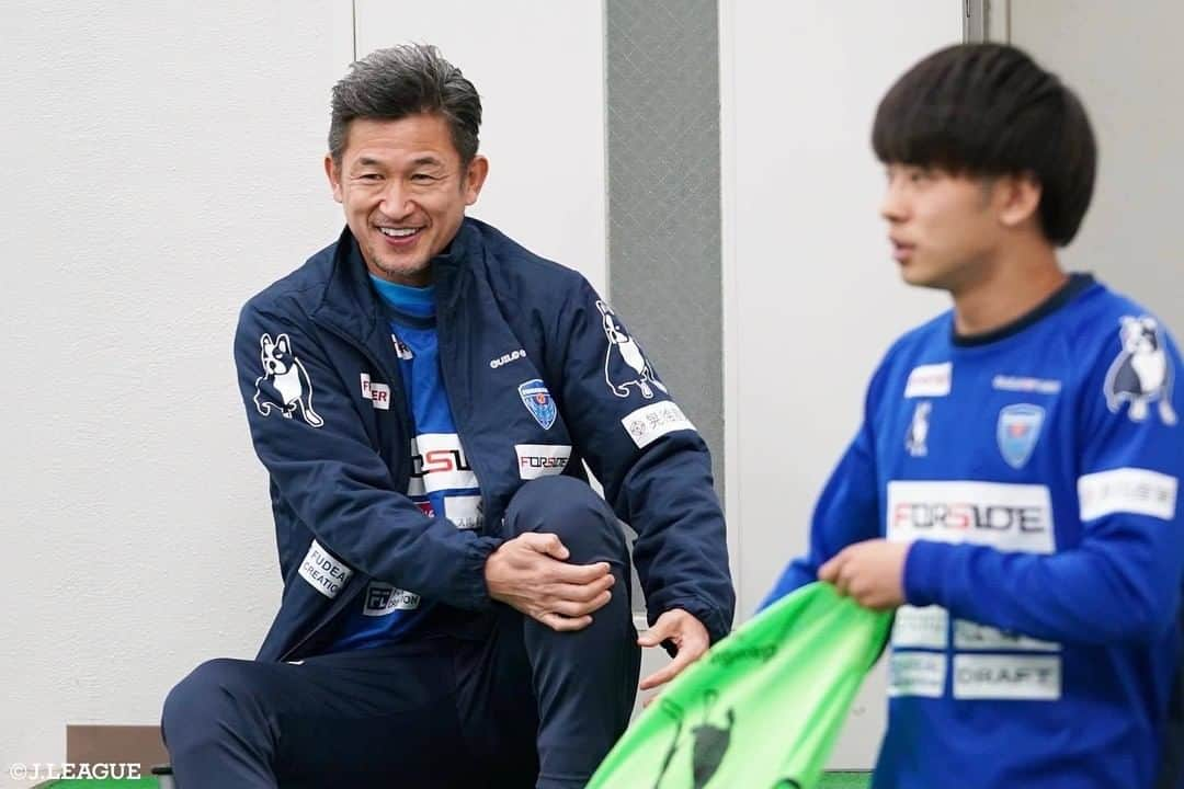 Ｊリーグさんのインスタグラム写真 - (ＪリーグInstagram)「HAPPY BIRTH DAY🎂🎉﻿ ﻿ 今日2月26日は、﻿ #横浜FC の #三浦知良 選手の﻿ 54歳のお誕生日です👑✨﻿ おめでとうございます㊗️﻿ ﻿ #キングカズ こと、﻿ 三浦知良選手の素敵な笑顔をピックアップ‼️﻿ ﻿ あなたはどの三浦知良選手が好きですか❓💕﻿ コメント欄にて教えてください☺️﻿ ﻿ #Ｊリーグ﻿ #jleague﻿ ﻿ #誕生日 #おめでとう﻿ #誕生日おめでとう #HBD #🎂﻿ #2月 #2月生まれ﻿ ﻿ #yokohamafc #💙﻿ #カズ #king #kazu #👑﻿ #笑顔 #スマイル #smile﻿ #かっこいい #イケメン #cool﻿ #柿谷曜一朗 #斉藤光毅 #オフショット #ギャップ ﻿ #コメント #コメント大歓迎」2月26日 11時11分 - jleaguejp