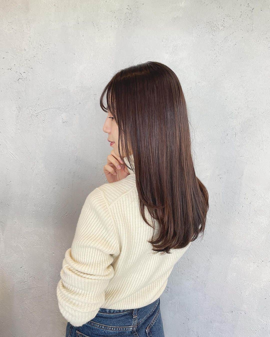 伊藤沙織のインスタグラム：「美容師の後輩うちだ @nanako.un に教えてもらったシャンプートリートメントを使い始めました🧴🧺🌼今までシャンプートリートメントはなんとなく髪質に合いそうなものを選んでいたけれど、 @the_constella はなんとオーダーメイド！自分のためだけのシャンプートリートメントです。  オンラインカウンセリングで設問に答え、その診断をAI解析した集合知と、美容師さんの経験知が導く9,600通りのオーダーメイドのヘアケア処方診断結果に合わせて処方される高濃度の美容成分(画像3)を、自分でブレンド(画像4)しました🙌高濃度美容成分はコラーゲンやプラセンタも含まれているらしく、ブレンド前にお肌にそのまま塗ったのは内緒🤫笑　ロート製薬さんの子会社が作っており、パッチテスト済みで安心◎  オーダー方法は２種類で ・うちだのサロンで直接作る ・オンラインで自己診断した結果のQRをうちだにDM のどちらかで購入出来るそうです🧴💭私はコロナ禍なので、お家で診断して送ってもらったよ✨めちゃ便利🥺💕香りも選ぶことが出来て、"気怠い午後"という柑橘系の爽やかで瑞々しい香りにしました🍋🍊名前も可愛いうえに、パッケージもおしゃれ、、、うっとり☺️他の香りのネーミングもセンスあって気になります🧺🌿オーダーメイドしただけあって、洗った後の潤いや指通りに感動🥺ツヤも出てまとまります💕ロングになってきてさらに乾燥する冬の季節なので、ちゃんと自分に合ったシャンプートリートメントにして正解🧴🧺🌼髪質の変化をすぐに実感できました✨  #CONSTELLA #オーダーメイドシャンプー」