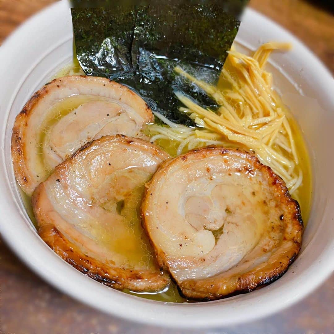 川﨑由意のインスタグラム：「最近はラーメンが美味しい🥰﻿ 小さい頃はラーメン食べられなかったのに﻿ 歳重ねていくと味覚って変わっていくんだよね…🙄✨﻿ ﻿ お家時間で手軽にAFURIのゆず塩ラーメンが食べられるなんて最高ですよね…🤤✨﻿ ﻿ スープは冷凍された状態でパウチで届いて、全粒粉入りの麺に、具材も肉厚なチャーシューに細切りメンマに特上板海苔、ゆず果汁がついていて、特に自分で用意する物が必要なくてめんどくさがりな私にはピッタシでした！﻿ ﻿ 柚子の風味が効いていてさっぱり美味しくいただきました﻿ お鍋のキットも販売してるみたいなので、また今度頼んで見たいと思います！﻿ @afuri_fineramen﻿ ﻿ #afuri#afuri通販#お取り寄せグルメ#おうちでafuri#阿夫利#お取り寄せラーメン#ラーメン通販#麺スタグラム#pr#pリーグ#pリーガー#川﨑由意#川崎由意#ボウリング#プロボウラー#おにぎりプロボウラー」