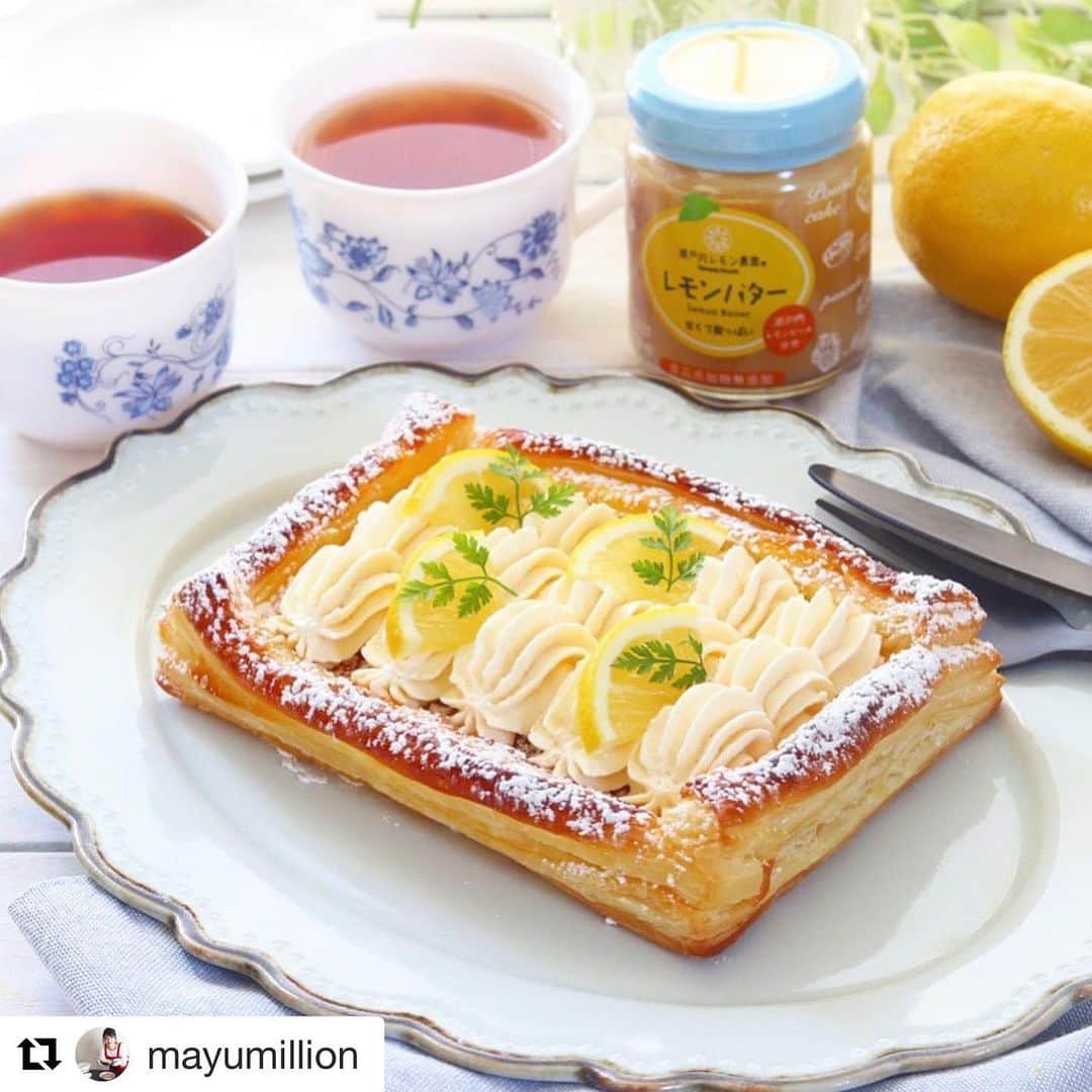 瀬戸内レモン農園さんのインスタグラム写真 - (瀬戸内レモン農園Instagram)「. @mayumillion様ありがとうございます！ レモンバターを素敵にアレンジいただきました☺️🥧 ・・・ 簡単❗️なのに本格的❗️レモンバタークリームパイ(冷凍パイ使用)🥧🍋lemon butter cream pies by @yamatofoods lemon butter  . . お菓子作り初心者の方でも簡単にできる❗️ 本格的なレモンバタークリームパイです✨ . パイを焼いて、クリームを絞るだけ❗️ . クリームの味の決め手は 瀬戸内レモン農園「レモンバター」🍋 @yamatofoods . そのままでももちろんめっちゃ美味しいですよ💕 . そして 泡立てたクリームに「レモンバター」を 加えたら…驚く美味しさ‼️ . 一気にケーキ屋さんのような味の レモンの風味豊かなレモンクリームが できますよ💕🍋 . 瀬戸内レモン農園「レモンバター」は🍋 瀬戸内産レモンピールを使用されていて 化学調味料無添加❗️ レモンの甘酸っぱさと豊かな香りが特徴の さっぱりとしたクリームです🍋 パンやヨーグルトなどに合わせても めっちゃ美味しいですよ💕 . 詳しくは  https://setouchi-lemon.jp/item/%e3%83%ac%e3%83%a2%e3%83%b3%e3%83%90%e3%82%bf%e3%83%bc/  私のストーリーズにもリンク貼ってます (投稿より24時間) . .  簡単❗️なのに本格的❗️レモンバタークリームパイ(冷凍パイ使用)🥧🍋の 詳し〜〜いレシピは Nadiaさん　@recipe.nadia に 載せています .  https://oceans-nadia.com/user/148150/recipe/406750  私のストーリーズにもリンク貼ってます (投稿より24時間) . .  . .  #ヤマトフーズ #瀬戸内レモン農園 #レモンバター #ヤマトフーズタイアップ　 #レモン#レモンパイ#冷凍パイシート #冷凍パイシートレシピ#冷凍パイシートで簡単 #簡単スイーツ#手作りスイーツ #スイーツ作り#スイーツ好きな人と繋がりたい #thekitchn#onmytable#foodstyling #beautifulfood#料理好きな人と繋がりたい」2月26日 11時16分 - yamatofoods