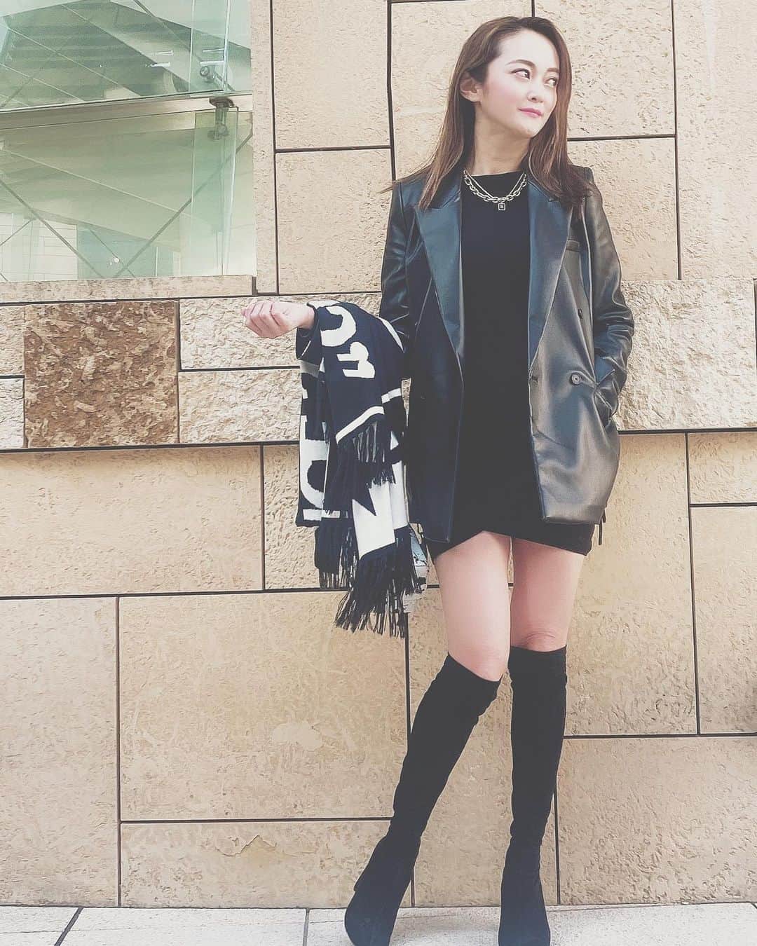 三上玲奈のインスタグラム：「朝からタクシーに財布と鍵を忘れて嫌な顔されました。 三上です。  この間調子乗って薄着して寒かった😂  暖かくなったら又着たいZARAのジャケットと気に入りすぎて色違いで持ってるミラーナインのセットアップ❣️ ブーツとストールもミラーナイン🥺  @lilasmillesime_official のアクセサリーがポイント🤡  #三上玲奈　#zara #ミラーナイン #mirror9 #春コーデ　#ブラックコーデ」