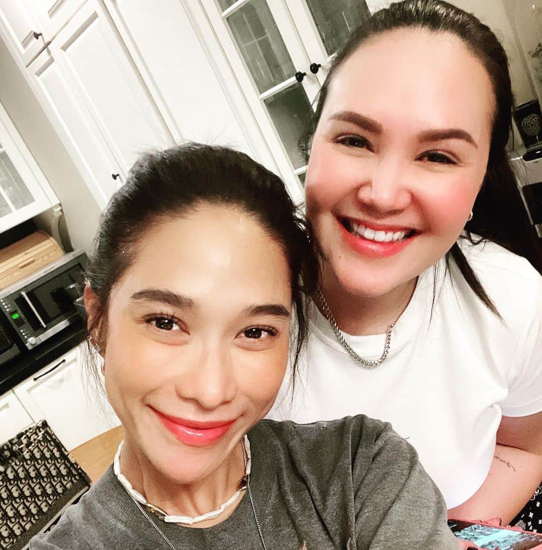 Laila Boonyasakのインスタグラム：「ง่ายๆ เลยนะ ชั้นรักพี่ ทาทา @tataamitayoung  และจะอยู่ข้างๆและให้กำลังใจพี่ทาทาเสมอ คือเป็นแฟนคลับพี่ทา มาตั้งแต่ยุค 90’s  เพลงแม่ทุกเพลงคือบับบบ โอ้วววว 🥰  ไม่น่าเชื่อวันนั่นสมัยนุ่งพลอยอายุ 13 แล้วไป แคสงานโฆษณา แล้วเจอพี่ทา เราแลก เพจเจอร์กัน แล้วน้องก็ได้เห็นเส้นทางที่พี่เติบโตมาจนถึงทุกวันนี้น้องดีใจกับความสำเร็จของพี่จริงๆค่ะพี่ พี่คือ superstar ที่ส่องแสง ในใจของทุกคนตลอดกาล แม่สาวน้อยมหัศจรรย์ ทาทา only !! ❤️❤️❤️❤️」