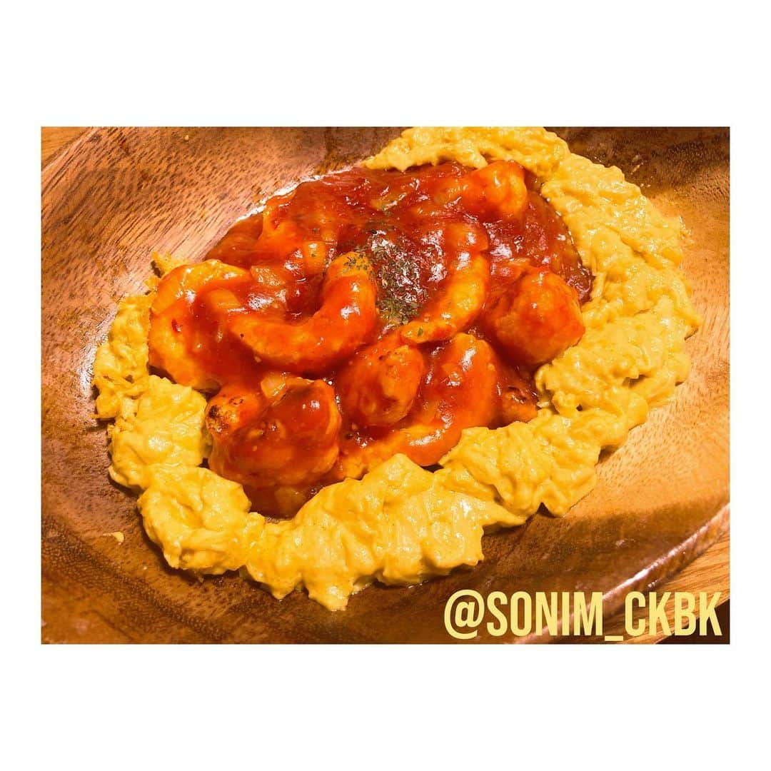 ソニン クッキングさんのインスタグラム写真 - (ソニン クッキングInstagram)「. #SonimCooking Vegan sweet chili shrimp & egg エビチリ&ふわふわ卵 ヴィーガンなんだよー⁉️ 再現度高く出来た🥰  Youtubeの動画見て 昔スイートチリと卵の組合せの感じ好きだったなーと 大阪公演に向けてお家空くから 残り物で作った カリフラワー&ヴィーガンえび 卵は湯葉だよ  とっても美味しかった🙏🏻  #VeganShrimp #VeganEgg #VeganChinese #エビチリ　#ヴィーガン卵　#ヴィーガンたまご　#ヴィーガン中華　#ヴィーガンえび　#ヴィーガンレシピ」2月26日 11時30分 - sonim_ckbk