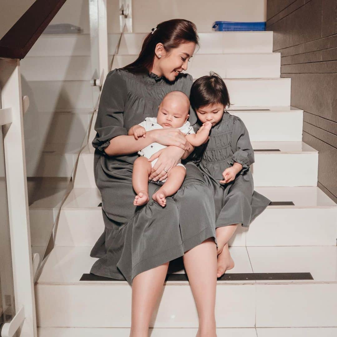 チェルシー・オリビアのインスタグラム：「Good morning ☀️  Bersyukur bngt disaat pandemi ini punya bayi lagii,dirumah jadi ga bosen dan Nastusha punya temen dirumah plus pekerjaan yg tdk mengharuskan keluar rumah jadi lebih banyak warktu untuk mereka ♥️ semangat pagi buat ibu2 yg mungkin sedang sibuk masak buat keluarga ..」