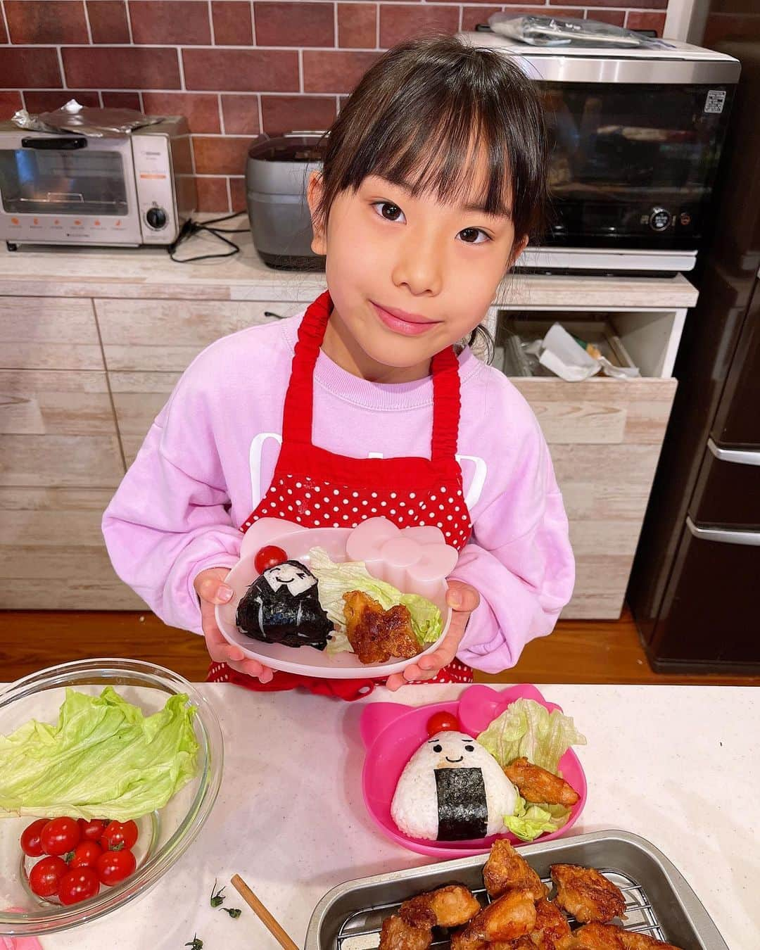 みきママさんのインスタグラム写真 - (みきママInstagram)「【おにぎりを作りました〜！！】  今日は幼稚園お休みです。杏ちゃん朝ごはん何する❓  すると、杏ちゃん「おにぎりと唐揚げ。」ってさ。それお弁当の中身じゃん。  鮭を焼いて、唐揚げを揚げて、おにぎりを作ります。一緒にやるのめんどくさいと思ったけど一緒に作ったら楽しいな🤣🤣🤣  杏ちゃん「おにぎりにドレス着せた。」ってさ。真っ黒ドレスです。  杏ちゃん、盛り付けます。お弁当屋さんみたいだね。さぁ食べよう‼️  そしたら、杏ちゃん「鮭少なすぎた〜」ってさ。  杏ちゃん、鮭を足して、唐揚げをおかわりしていました。食べ終わると、YouTubeタイムです。  YouTubeみすぎるなよー。  ⭐️今、3/2まで神戸阪急で爆汁肉餃子のイベントをします🥟🥟🥟お近くにお住まいの方、是非一度召し上がってみてください🙇‍♀️🙇‍♀️🙇‍♀️  #みきママ　#おにぎり #朝ご飯　#唐揚げ　#鮭　#お弁当」2月26日 11時24分 - mikimama_official