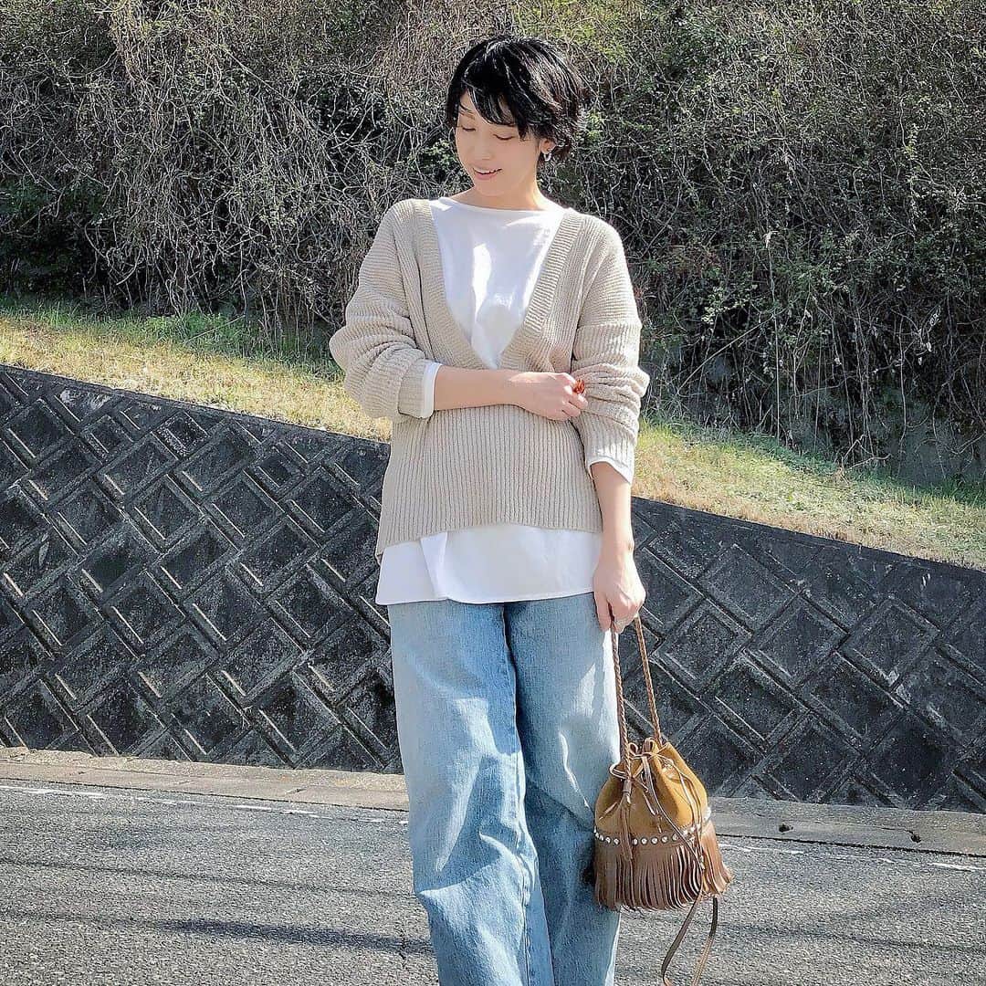 ryo0809appleさんのインスタグラム写真 - (ryo0809appleInstagram)「#coordinate ・ ・ ・ knit&t-shirt... @coca_official_store  jeans... @uniqlo_jp  ・ ・ ・ 冬に買ったこの形のニットが好きすぎて、春Ver.も買ってしまった🙃 ・ ・ ・ #服記録 #プチプラコーデ #プチプラ #プチプラファッション #ママコーデ #ママファッション #アラフォーコーデ #40代コーデ #アラフォーママ #高身長コーデ #高身長女子 #先日のコーデ #kaumo_fashion #locari #ponte_fashion #mineby3mootd #ママスタ春コーデ #coca_code #uniqlo #ユニクロ #ユニジョ #ユニクロデニム族 #ユニデニ #きれいめカジュアル #大人カジュアル」2月26日 11時25分 - ryo0809apple