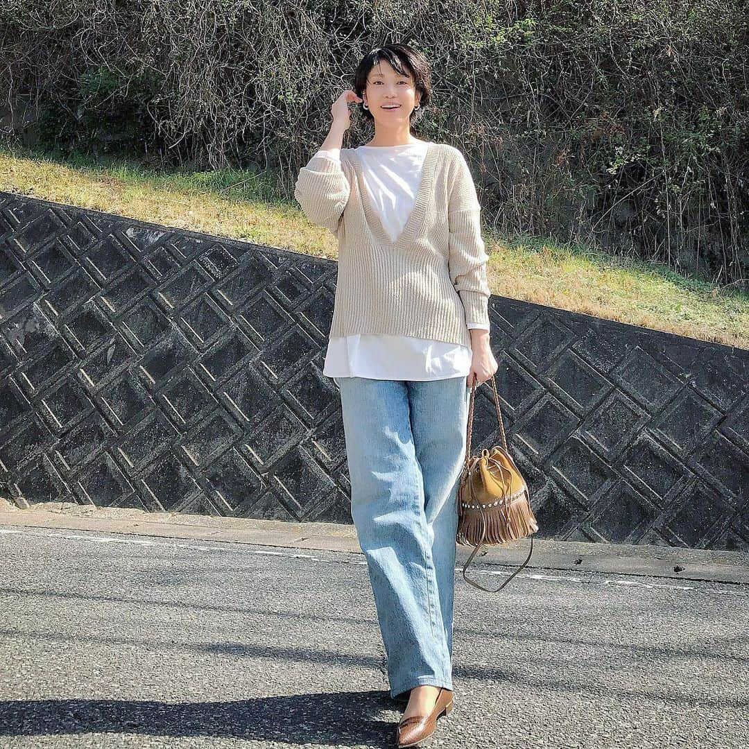 ryo0809appleさんのインスタグラム写真 - (ryo0809appleInstagram)「#coordinate ・ ・ ・ knit&t-shirt... @coca_official_store  jeans... @uniqlo_jp  ・ ・ ・ 冬に買ったこの形のニットが好きすぎて、春Ver.も買ってしまった🙃 ・ ・ ・ #服記録 #プチプラコーデ #プチプラ #プチプラファッション #ママコーデ #ママファッション #アラフォーコーデ #40代コーデ #アラフォーママ #高身長コーデ #高身長女子 #先日のコーデ #kaumo_fashion #locari #ponte_fashion #mineby3mootd #ママスタ春コーデ #coca_code #uniqlo #ユニクロ #ユニジョ #ユニクロデニム族 #ユニデニ #きれいめカジュアル #大人カジュアル」2月26日 11時25分 - ryo0809apple