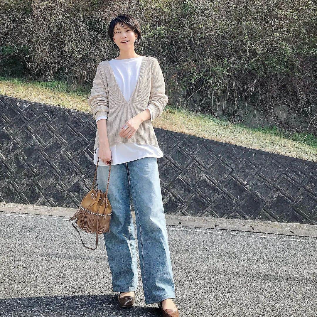 ryo0809appleさんのインスタグラム写真 - (ryo0809appleInstagram)「#coordinate ・ ・ ・ knit&t-shirt... @coca_official_store  jeans... @uniqlo_jp  ・ ・ ・ 冬に買ったこの形のニットが好きすぎて、春Ver.も買ってしまった🙃 ・ ・ ・ #服記録 #プチプラコーデ #プチプラ #プチプラファッション #ママコーデ #ママファッション #アラフォーコーデ #40代コーデ #アラフォーママ #高身長コーデ #高身長女子 #先日のコーデ #kaumo_fashion #locari #ponte_fashion #mineby3mootd #ママスタ春コーデ #coca_code #uniqlo #ユニクロ #ユニジョ #ユニクロデニム族 #ユニデニ #きれいめカジュアル #大人カジュアル」2月26日 11時25分 - ryo0809apple