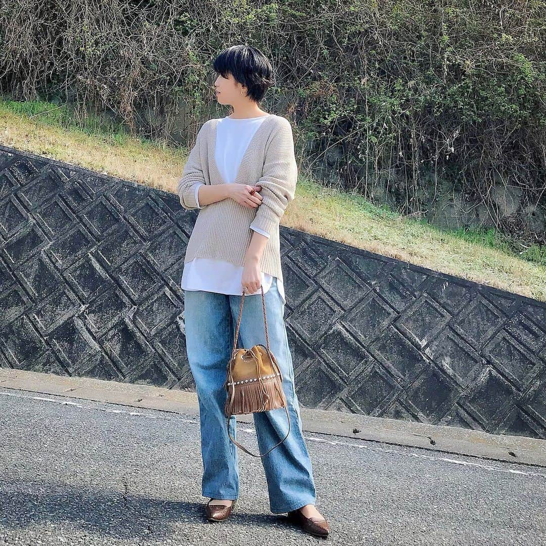 ryo0809appleさんのインスタグラム写真 - (ryo0809appleInstagram)「#coordinate ・ ・ ・ knit&t-shirt... @coca_official_store  jeans... @uniqlo_jp  ・ ・ ・ 冬に買ったこの形のニットが好きすぎて、春Ver.も買ってしまった🙃 ・ ・ ・ #服記録 #プチプラコーデ #プチプラ #プチプラファッション #ママコーデ #ママファッション #アラフォーコーデ #40代コーデ #アラフォーママ #高身長コーデ #高身長女子 #先日のコーデ #kaumo_fashion #locari #ponte_fashion #mineby3mootd #ママスタ春コーデ #coca_code #uniqlo #ユニクロ #ユニジョ #ユニクロデニム族 #ユニデニ #きれいめカジュアル #大人カジュアル」2月26日 11時25分 - ryo0809apple