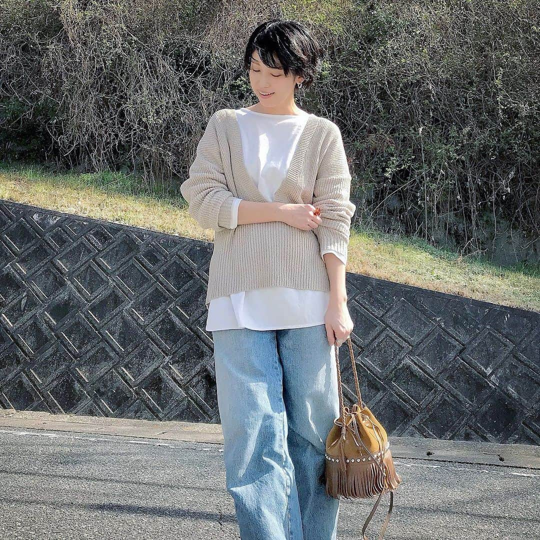 ryo0809appleのインスタグラム：「#coordinate ・ ・ ・ knit&t-shirt... @coca_official_store  jeans... @uniqlo_jp  ・ ・ ・ 冬に買ったこの形のニットが好きすぎて、春Ver.も買ってしまった🙃 ・ ・ ・ #服記録 #プチプラコーデ #プチプラ #プチプラファッション #ママコーデ #ママファッション #アラフォーコーデ #40代コーデ #アラフォーママ #高身長コーデ #高身長女子 #先日のコーデ #kaumo_fashion #locari #ponte_fashion #mineby3mootd #ママスタ春コーデ #coca_code #uniqlo #ユニクロ #ユニジョ #ユニクロデニム族 #ユニデニ #きれいめカジュアル #大人カジュアル」