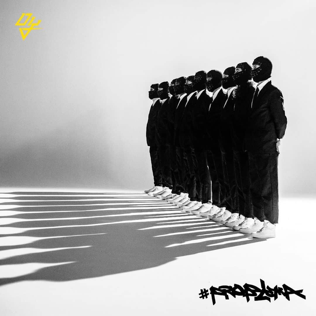 ダディー・ヤンキーのインスタグラム：「¿ Donde está mi #DYARMY ?  Sube tu bandera y déjate sentir. Desde donde esperas #PROBLEMA 👇🏼 🇵🇷 . En 90 MINUTOS 🚀 #Reggaeton 👑」