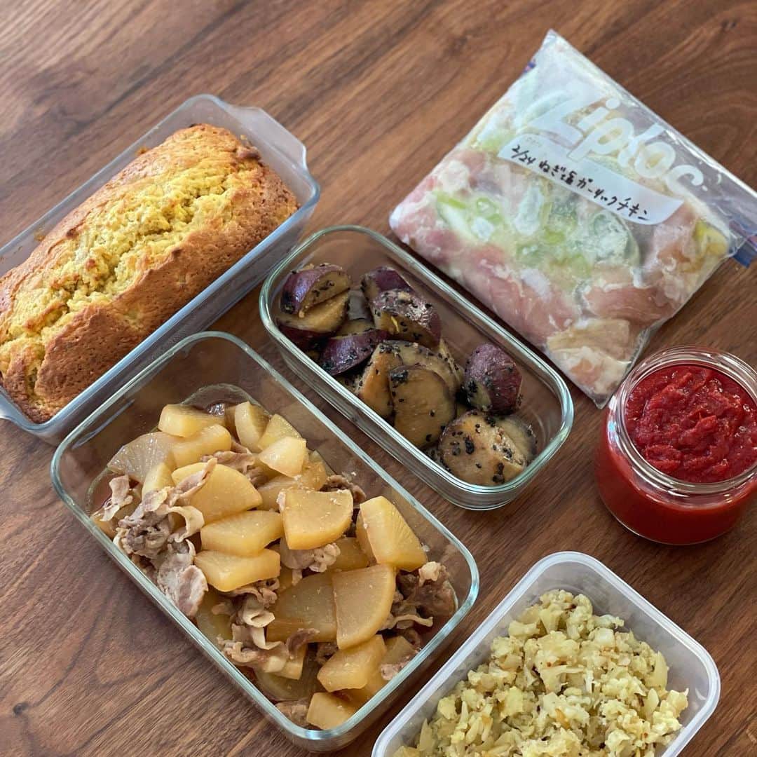 のインスタグラム：「今週の作りおき。 豚バラ大根 さつまいものバター醤油煮 ねぎ塩ガーリックチキン（下味冷凍） トマトソース カリフラワーソース バナナパウンドケーキ  用意しておけば冷凍庫から出してパパッと作れる下味冷凍が便利。 甥っ子の好きなパウンドケーキも作りました。  #つくりおきおかず  #つくおき」