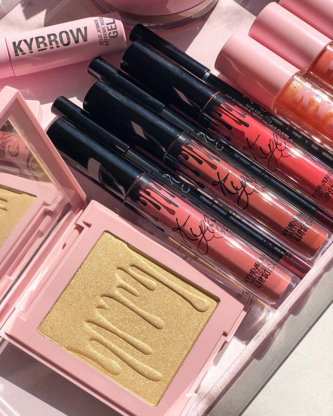 Kylie Cosmeticsさんのインスタグラム写真 - (Kylie CosmeticsInstagram)「what #kyliecosmetics product is a staple in your everyday makeup bag? shop your favs now on kyliecosmetics.com 💄」2月26日 11時40分 - kyliecosmetics