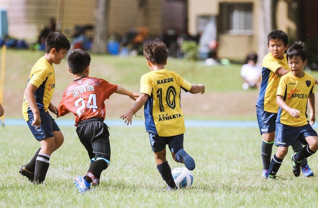 一柳夢吾さんのインスタグラム写真 - (一柳夢吾Instagram)「この度、 @e.c.desafio のアンバサダーに就任させて頂くことになりました。﻿ ﻿ 在這段期間、正式成為 DESAFIO 俱樂部的大使。﻿ ﻿ サッカーを通じて日本と台湾の交流を深め、地域に貢献する活動やイベントを行っていきます。﻿ また、育成年代の選手達に対してこれまでの経験を活かして実技や指導などのサポートをし、サッカー界に貢献できるよう協力しあっていきたいと思います。﻿ ﻿ 透過足球來加深日本與台灣的交流、以及將會舉辦對地區有貢獻的活動。﻿ 此外、希望也能夠透過實際操作與指導來活用自己選手經驗、希望能夠對青少年年代的選手們、以及足球界有所貢獻。﻿ ﻿ ESPORTE CLUBE DESAFIOは台湾で活動する日本人、台湾人の合同サッカークラブで「DESAFIO」とはポルトガル語で「挑戦」を意味しており、サッカーを通して、日本と台湾の文化や多様性を理解、尊重し、関わる全ての人が目標達成に向けて挑戦していくことをビジョンとして掲げ活動しているクラブです。﻿ ﻿ ESPORTE CLUBE DESAFIO 是個台灣人、日本人所創辦的足球俱樂部、「DESAFIO」是葡萄牙語的「挑戰」的意思、透過足球、來理解並尊重日本與台灣文化的多樣性、為了讓所有朝向目標努力挑戰的人們而活躍中的俱樂部。﻿ ﻿ 現在U-10からU-18まで活動しておりトップチーム設立に向けて、日々挑戦しています。﻿ ﻿ 現在俱樂部的活動從U-10到U18、目標成立成人隊、每天不斷地接受挑戰中。﻿ ﻿ ﻿photo by: @sportspontaiwan   #ESPORTECLUBEDESAFIO﻿ #pr0jectone  #日台交流 #台日交流 #地域貢献 #サッカー普及」2月26日 11時38分 - yugo_ichiyanagi