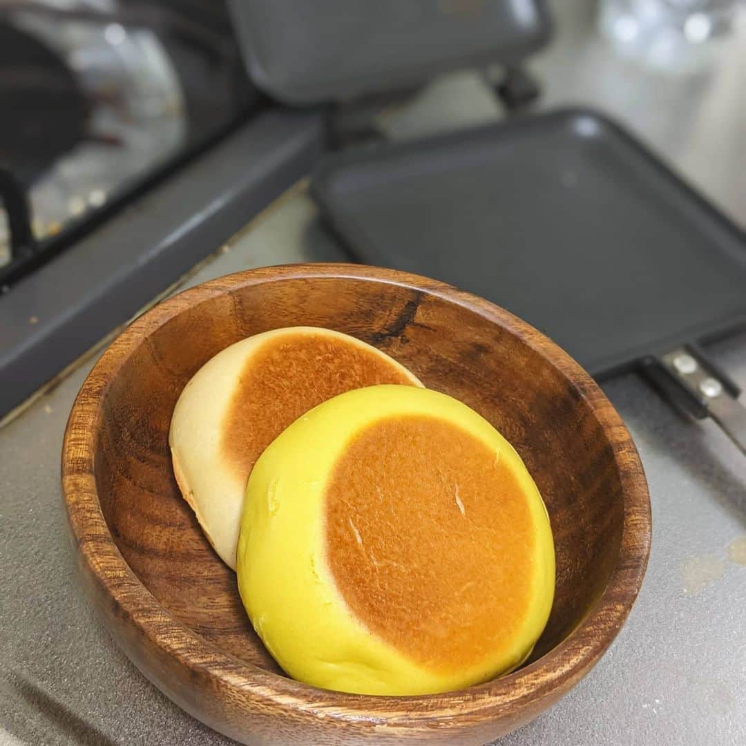 のインスタグラム：「まん.はサンドして食べる😍  コレ新常識です!! #まんサンド」