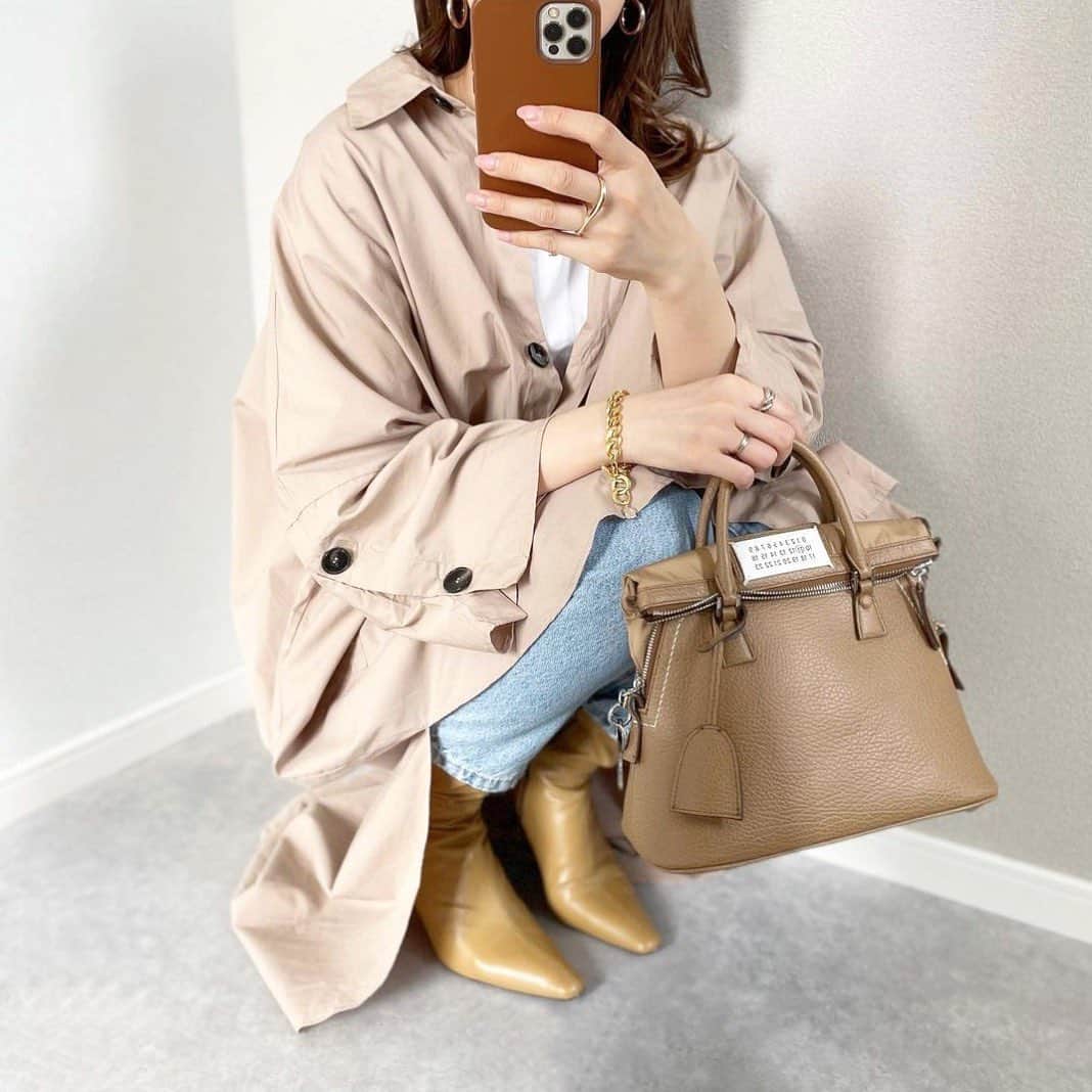 Locariのインスタグラム：「春もすぐそこ🌸✨ 気持ちも一新、自分へのご褒美やお守りに欲しい長く愛せるハイブラバッグ👜をチェック✔︎ ロカリアンバサダーのおしゃれリーダー達の愛用品をご紹介します🛍💼 ・ ☑︎ @yk_oms さん #maisonmargiela のアイコンとも言える #5ac は持つだけで上品に。 ・ ☑︎ @mi.chua.k さん クラシックボックスでシンプルなデザインで長く使える一生もの！　あこがれの #celine のバッグは一つはほしいですよね。 ・ ☑︎ @acco.mama さん ロエベのハンモックは大人女子の間で大きく支持されていますよね。形や色も豊富なので運命の一つを見つけて！ ・ ☑︎ @mario_dozono さん 女子なら永遠の憧れシャネル。ミニバッグやおチェーンウォレットならカジュアルなコーデにも華を添えてくれます。 ・ ☑︎ @manaodays さん #newbottega でインスタでも話題ですよね。大きな網目のカセットシリーズはスタンダードなカジュアルさが嬉しいポイント。ヘビロテできるアイテムです。 ・ ☑︎ @emi0830emi さん ロエベのゲートバッグは、ミニサイズがかわいい！　シンプルコーデにプラスすれば、上品スタイルが出来上がります。 ・ ・ ・ #ハイブランドバッグ #ハイブラバッグ #マルジェラ #ロエベ #シャネル #大人シンプル #chanel #loewe #maisonmargiela #マルジェラ5ac #locari #bag #ロエベゲート #ハンモックバッグ #愛用品 #購入品 #アラサーコーデ #クラシックボックス #オトナカジュアル #instafashion #大人女子コーデ #パデッドカセット」