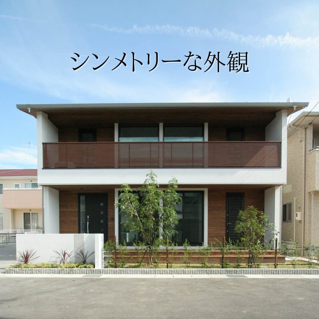 株式会社 加度商のインスタグラム：「『ゼロエネの白い家』 @kadosho1  ･ 家づくりの資料請求はコチラから→@request_kd . #外観#シンメトリー#塗り壁#ldk#吹き抜け#鉄骨階段#ニッチ#造作家具#デスク#照明#マイホーム#新築#インテリア#家#住宅#工務店#自然と暮らす#シンプルな暮らし#おしゃれな家#家づくり#暮らしを楽しむ #マイホーム計画#自然素材#デザイン#住まい#かっこいい家#木の家#長期優良住宅#加度商#尾道注文住宅」