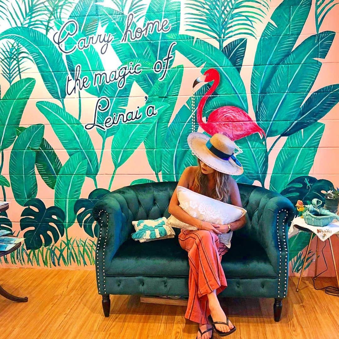 のインスタグラム：「💗🌿💗🌿💗 ・ 📍Leinai'a ・ カイルアにある大すきなショップ 『レイナイア』 ・ Hawaiiの貝殻を使った ハンドメイドのアクセサリーが 多数販売されている可愛いショップ♡ 数年前に買ったAlohaのブレスレットは 今でも毎日付けているほどお気に入り🥰💗 ・ ブレスレットを見ては 大すきなHawaiiを思い出し Hawaiiを身近に感じる毎日。 ・ 商品だけではなく 店内もちょーーうキューートなの。 〝かわいい” が詰まりすぎていて きゅんきゅんきゅーーん♡ ・ ビーチも恋しいけど またお買い物もたっくさんしたい♡ ・ #hawaii#islandofoahu#oahu#ハワイ#trip #オアフ島#travel#loco_hawaii#travel_jp #funtorip#タビジョ#旅MUSE#genic_travel #genic_mag#たびねす#旅行#genic_hawaii #leinaia#カイルア#kailua#shop#oahuhawaii #tabijyomap_hawaii#lealeahawaii#2021」