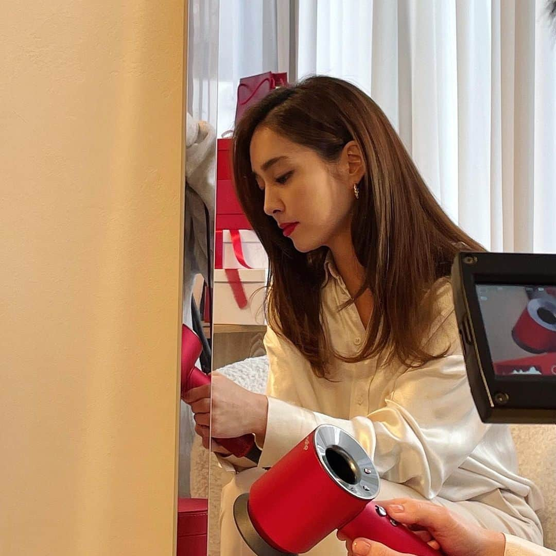 イ・ミンジョンさんのインスタグラム写真 - (イ・ミンジョンInstagram)「#dyson #광고 #촬영 #생일 생일즈음에 촬영해서 이쁜 레드풍선을.... 감사합니다!!#다이슨레드에디션 #선물 #다이슨에어랩」2月26日 11時52分 - 216jung