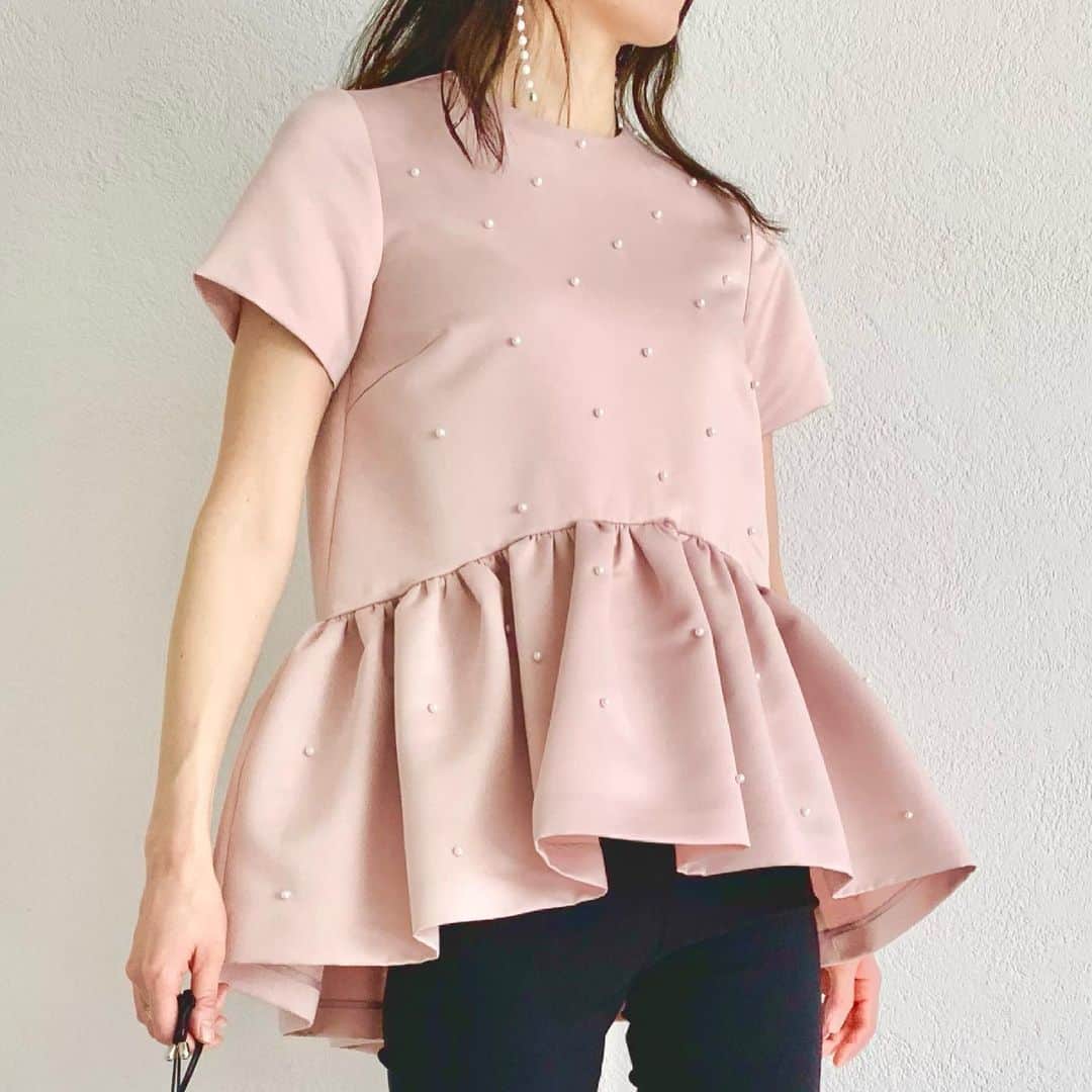Tsuru by Mariko Oikawaのインスタグラム：「本日17:00〜発売！ ペプラムブラウスシリーズ♪  Patine/PINK BEIGE ¥39,000+tax  華やかに広がるペプラムブラウスにコットンパールが可憐さを添えて◎ Sweetなディティールも優しく落ち着いたピンクベージュで大人顔へ。   TSURUオンラインストア限定発売です◎  #tsuru #tsurubymarikooikawa #onlinestorelimited」