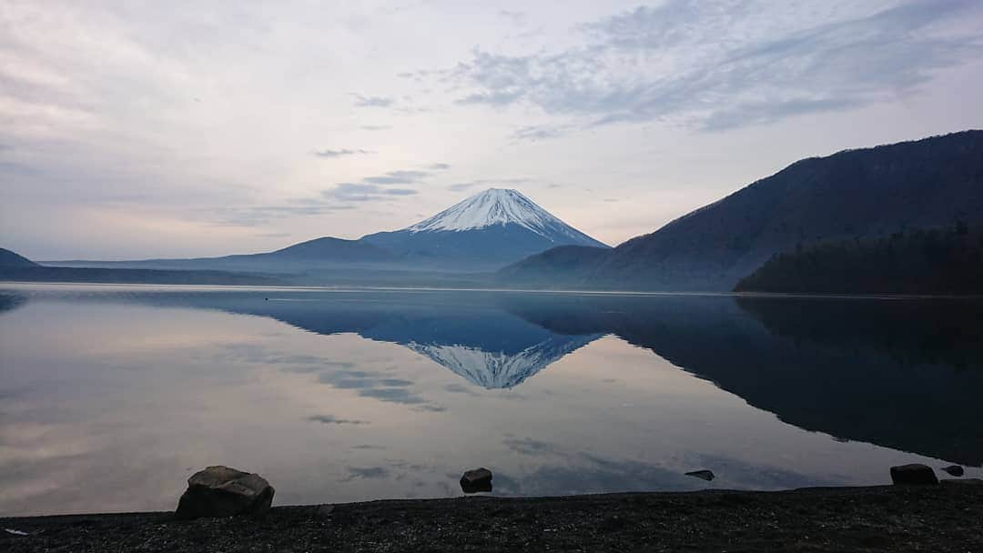のインスタグラム：「おはようございマウンテン🗻🍀  富士山が水面に写って幻想的🍀 素敵な朝、いまだに思いだします✨以前浩庵キャンプ場にて🌷   本日もナイスに参りましょう🍀」
