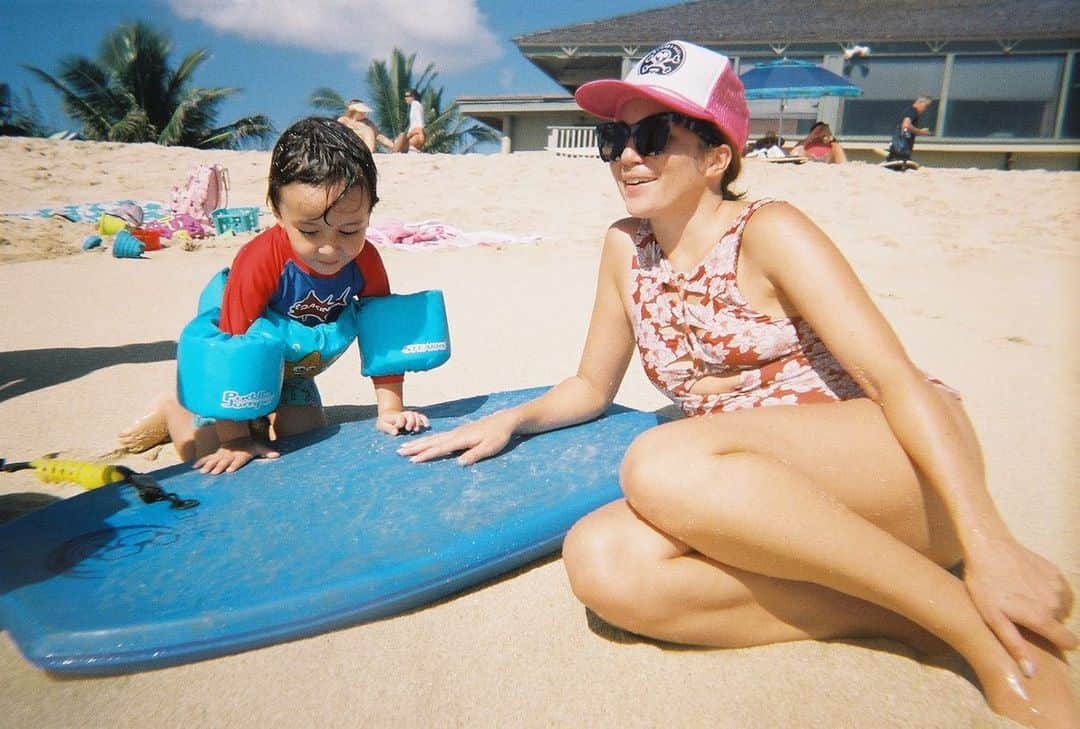アリッサ ウーテンのインスタグラム：「Beach day with the groms @miya.yamaoka」