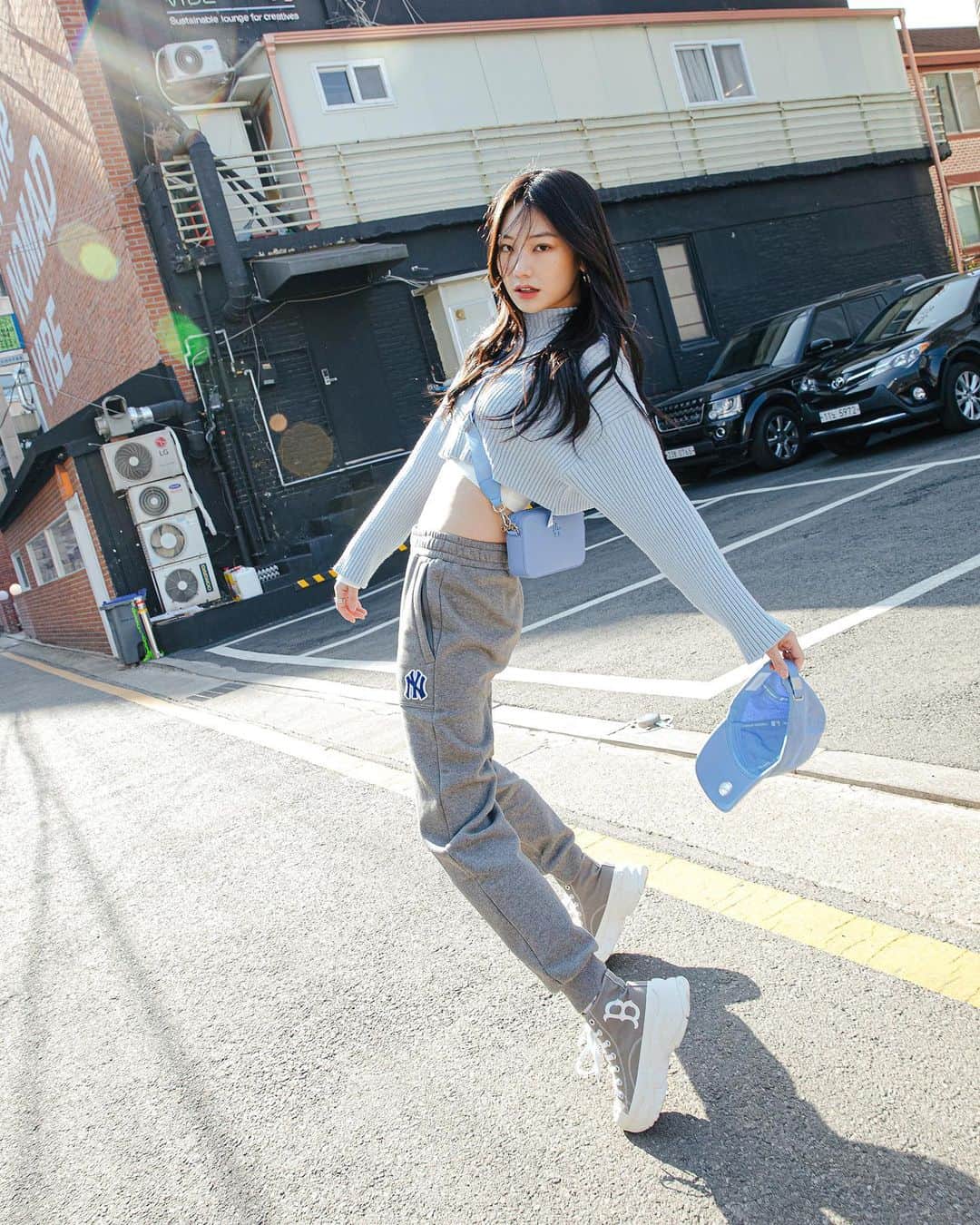 가로수길 , Seoulのインスタグラム：「Street @mlbkorea @eunhaneul.j 🔥 오랜만에 조은하늘 길어보이게 청키하이 ✨」