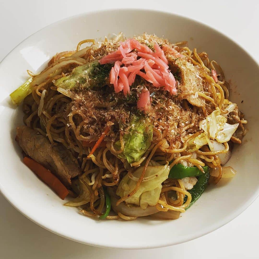 浅田信一のインスタグラム：「大盛焼きそば（自作）」