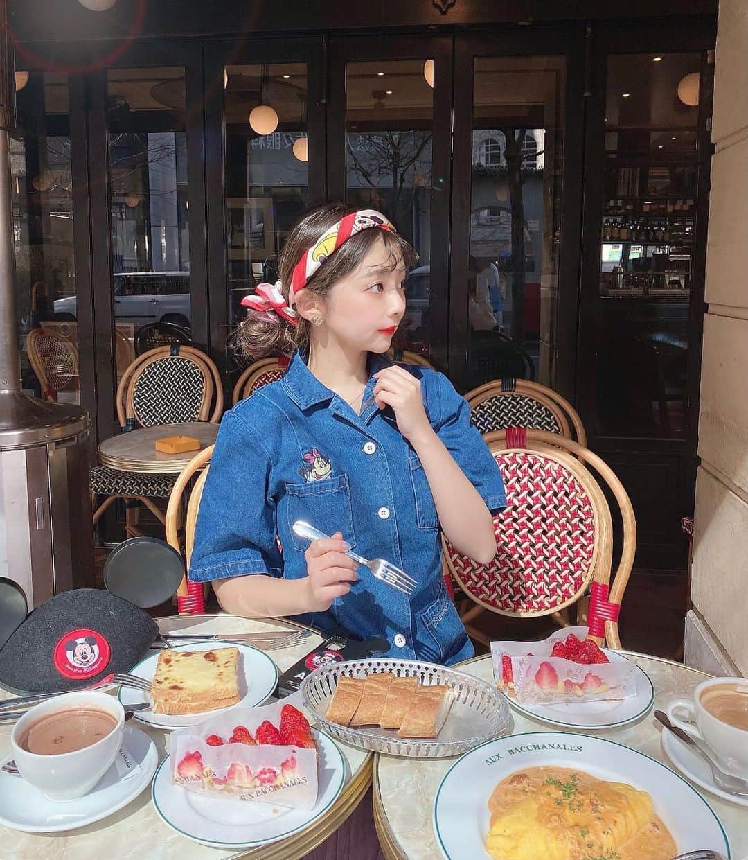 横田亜美さんのインスタグラム写真 - (横田亜美Instagram)「. 春みたいに暖かい日に撮った 春服コーデでブランチ🍴☀️ . @4geeks_official の デニムワンピとスカーフで パリ風ディズニーコーデ🐭💕 . また寒くなったけど 早く暖かくならないかな〜🌸 . これ着てパークインしたい🏰💭 . . #ディズニーコーデ #ミッキー #ミニー #ミニーちゃん #ミッキーマウス #ディズニー #ディズニーランド #ディズニーリゾート #ディズニーシー #ブランチ #銀座 #銀座カフェ #銀座ランチ #東京カフェ #テラス #デニムワンピース #デニム #イヤーハット #いちごスイーツ #オーバカナル #ad」2月26日 12時00分 - amimi0218