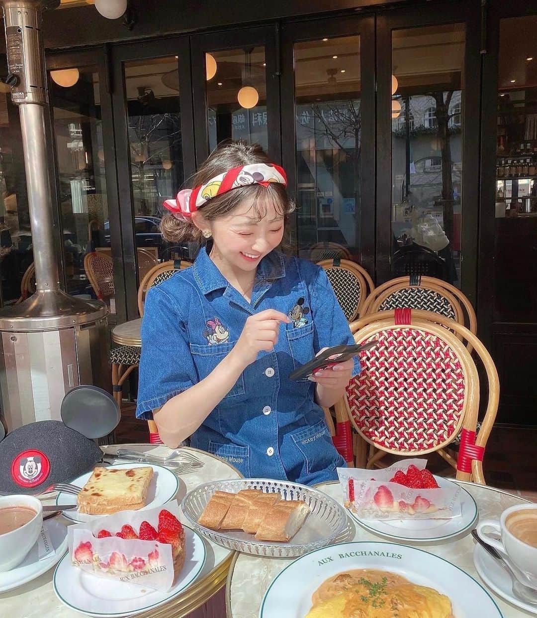 横田亜美さんのインスタグラム写真 - (横田亜美Instagram)「. 春みたいに暖かい日に撮った 春服コーデでブランチ🍴☀️ . @4geeks_official の デニムワンピとスカーフで パリ風ディズニーコーデ🐭💕 . また寒くなったけど 早く暖かくならないかな〜🌸 . これ着てパークインしたい🏰💭 . . #ディズニーコーデ #ミッキー #ミニー #ミニーちゃん #ミッキーマウス #ディズニー #ディズニーランド #ディズニーリゾート #ディズニーシー #ブランチ #銀座 #銀座カフェ #銀座ランチ #東京カフェ #テラス #デニムワンピース #デニム #イヤーハット #いちごスイーツ #オーバカナル #ad」2月26日 12時00分 - amimi0218