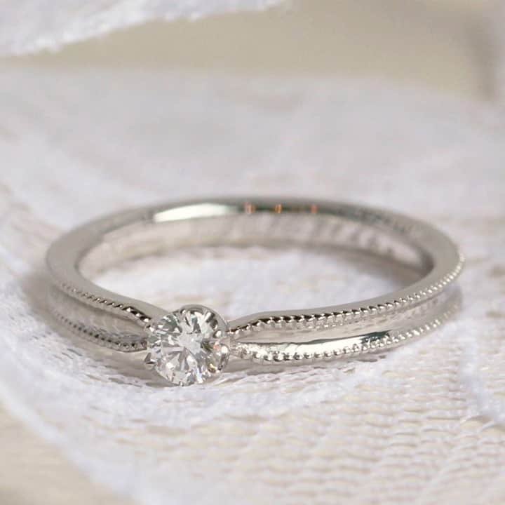 ith / イズ オーダメイド結婚指輪さんのインスタグラム写真 - (ith / イズ オーダメイド結婚指輪Instagram)「王道の婚約指輪らしさと、 アンティーク感のある婚約指輪。  《永遠・長寿》という、 縁起のいい意味合いを持つミルグレインは、 繊細でアンティークな風合いの装飾です。  プラチナとダイヤモンドが輝きく、 王道でありながら オリジナリティも感じられる 婚約指輪が仕上がりました。  ▽ 指輪について 婚約指輪：アロー Pt900：263,000円〜  公式ハッシュタグ🤳✨ #イズマリッジ  【オンラインサポートOPEN】 お二人それぞれのご自宅にいながら 指輪のオーダーメイドができる、 ithのオンライン相談もご活用ください💻 ご試着最多6点まで、レンタル可能です💍  #マリッジリング #エンゲージリング #結婚指輪 #婚約指輪 #カスタマイズ #指輪 #ダイヤモンドリング #婚約 #プレ花嫁 #ナチュラルウェディング #結婚指輪探し #指輪選び #指輪探し #結婚指輪選び #ペアリング #プロポーズ #特別感　 #オーダーメイドリング #結婚指輪オーダー #ゴールドリング #パーソナライズ #結婚準備 #花嫁　 #2021春婚 #2021夏婚 #2021秋婚」2月26日 12時00分 - ith_marriage