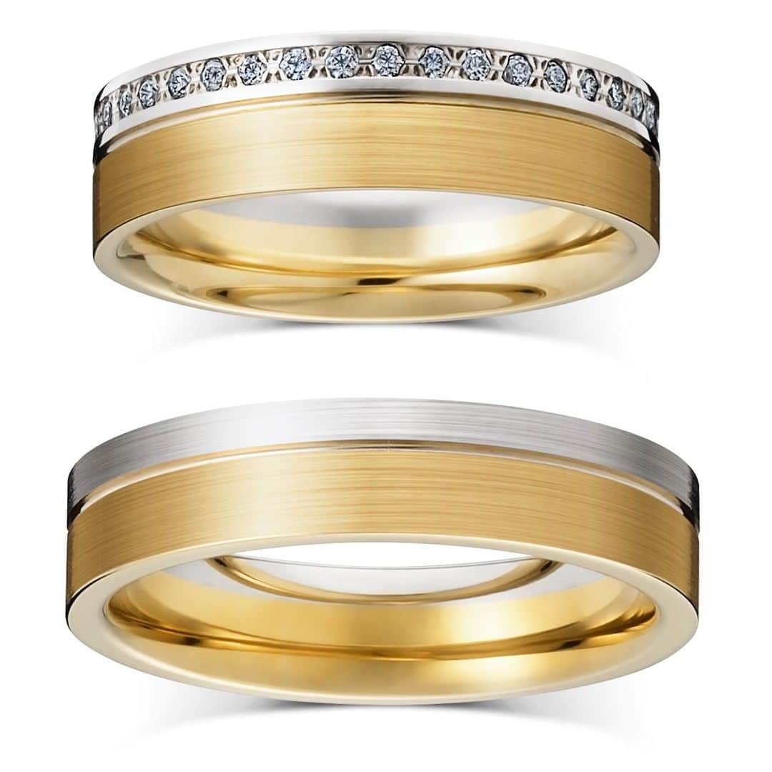 ラザール ダイヤモンド ブティック公式 | 婚約・結婚指輪さんのインスタグラム写真 - (ラザール ダイヤモンド ブティック公式 | 婚約・結婚指輪Instagram)「真っすぐな信念を持ち、だけどしなやかに生きる。 堂々たる風格がありながら、どこかセンシュアル。 聡明さのなかに、ユーモアがそこかしこに。 人はどうしたってギャップに弱い。それはジュエリーにおいても同じ。ラザール ダイヤモンドの「ニューヨーク クラシカ」のコレクションは、それを象徴するデザイン。 管楽器の伝統技術をリングに応用して製作したもので、その造形美の美しさは圧倒的。  ホワイトゴールドとプラチナのコンビネーションがシックに光る「グランド セントラル」。ライン上に施されたメレダイヤとマットに輝くゴールドの組み合わせ「ニューヨーク ニューヨーク」。そしてプラチナとホワイトゴールドがシンメトリーに織り成し、メレダイヤがアクセントになった「ソーホー」など、全7種。  クラフトマンシップの意匠をそこかしこに込めた作品を心から感じて。  プロフィールのリンクからHPをご覧いただけます。﻿ →@lazarediamond_boutique  #結婚指輪 #婚約指輪 #マリッジリング #ブライダルジュエリー #エタニティリング #エンゲージリング #marriagering #bridaljewelry #engagementring #結婚指輪選び #婚約指輪選び #結婚指輪探し #婚約指輪探し #lazarediamond #ラザールダイヤモンド #プレ花嫁 #プレ花嫁さんと繋がりたい #結婚式準備 #花嫁 #結婚準備 #プロポーズ #ダイヤモンド #花嫁準備 #2021春婚 #2021夏婚 #ニューヨーク #グランドセントラル #ソーホー」2月26日 12時01分 - lazarediamond_boutique