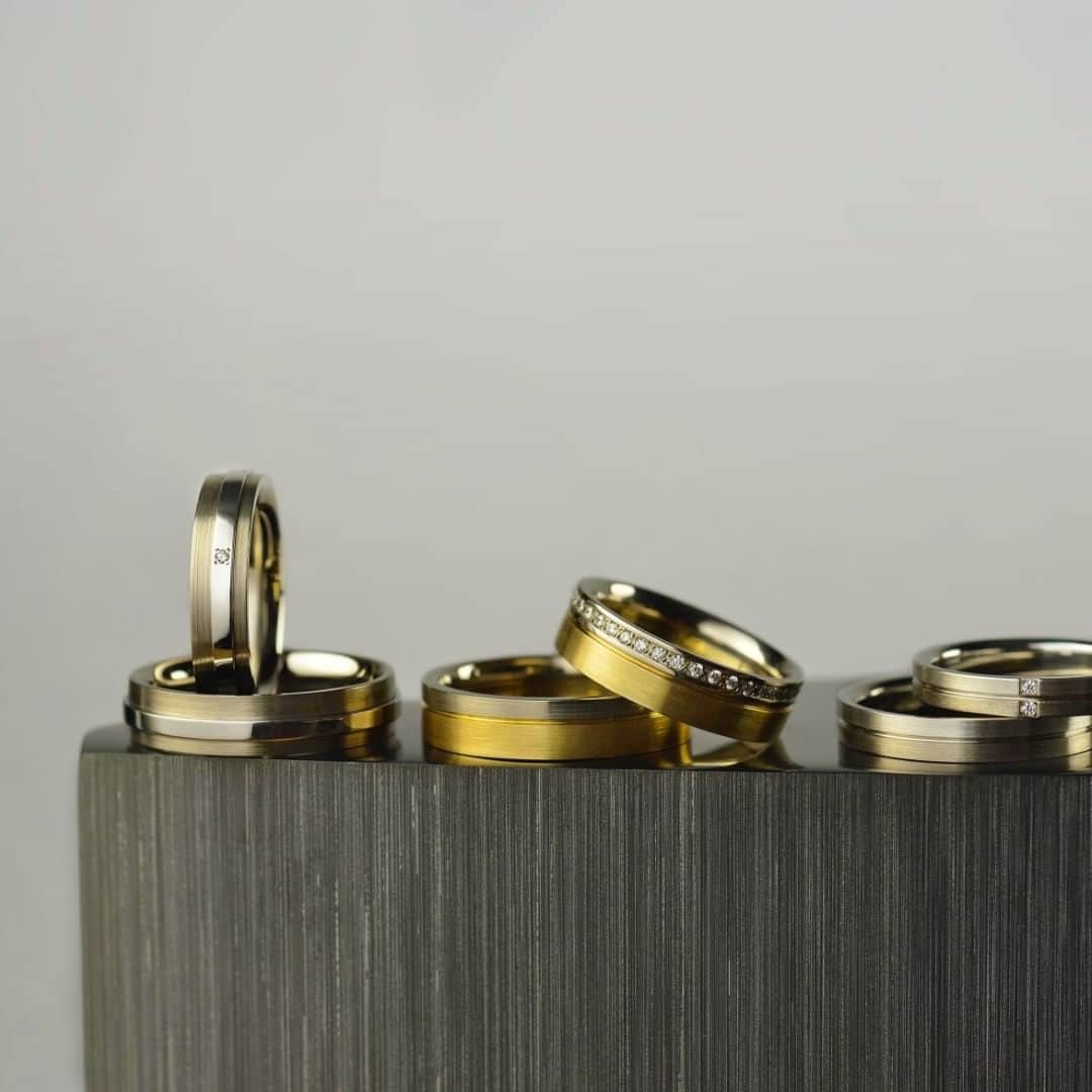 ラザール ダイヤモンド ブティック公式 | 婚約・結婚指輪さんのインスタグラム写真 - (ラザール ダイヤモンド ブティック公式 | 婚約・結婚指輪Instagram)「真っすぐな信念を持ち、だけどしなやかに生きる。 堂々たる風格がありながら、どこかセンシュアル。 聡明さのなかに、ユーモアがそこかしこに。 人はどうしたってギャップに弱い。それはジュエリーにおいても同じ。ラザール ダイヤモンドの「ニューヨーク クラシカ」のコレクションは、それを象徴するデザイン。 管楽器の伝統技術をリングに応用して製作したもので、その造形美の美しさは圧倒的。  ホワイトゴールドとプラチナのコンビネーションがシックに光る「グランド セントラル」。ライン上に施されたメレダイヤとマットに輝くゴールドの組み合わせ「ニューヨーク ニューヨーク」。そしてプラチナとホワイトゴールドがシンメトリーに織り成し、メレダイヤがアクセントになった「ソーホー」など、全7種。  クラフトマンシップの意匠をそこかしこに込めた作品を心から感じて。  プロフィールのリンクからHPをご覧いただけます。﻿ →@lazarediamond_boutique  #結婚指輪 #婚約指輪 #マリッジリング #ブライダルジュエリー #エタニティリング #エンゲージリング #marriagering #bridaljewelry #engagementring #結婚指輪選び #婚約指輪選び #結婚指輪探し #婚約指輪探し #lazarediamond #ラザールダイヤモンド #プレ花嫁 #プレ花嫁さんと繋がりたい #結婚式準備 #花嫁 #結婚準備 #プロポーズ #ダイヤモンド #花嫁準備 #2021春婚 #2021夏婚 #ニューヨーク #グランドセントラル #ソーホー」2月26日 12時01分 - lazarediamond_boutique