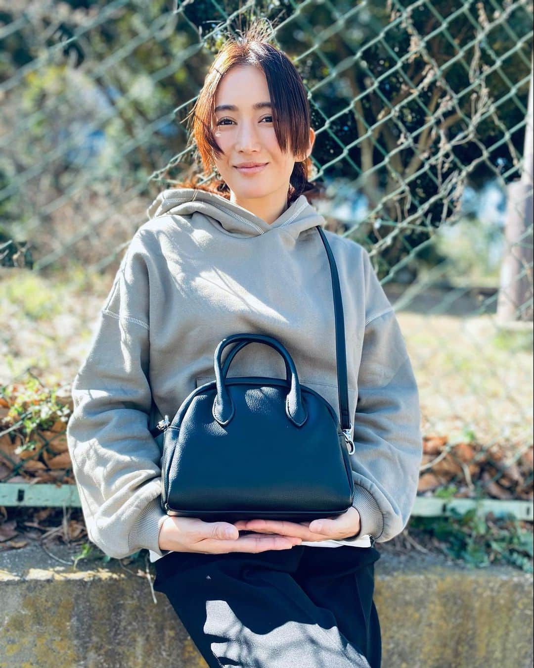 のインスタグラム：「. . . to love and cherish👋  ステキなお洋服や鞄に 包まれ 嬉しいせいか 最近、アホ毛が元気です！  @efole_official  Online store open 記念に 全品2000円offだそうです♡  可愛いバッグ達がいっぱいなので 是非、チェックしてみて下さい👆  鞄と靴は昔から集めるのが趣味です♡ #japan #fashion #love #lovely  #myfavorite  #new #newbag #efole #onlineshop #open #ファッション #バッグ #大好き #大事に抱えるバッグ #大事な物が入ってます #結構入るょ #お気に入り #🧡」