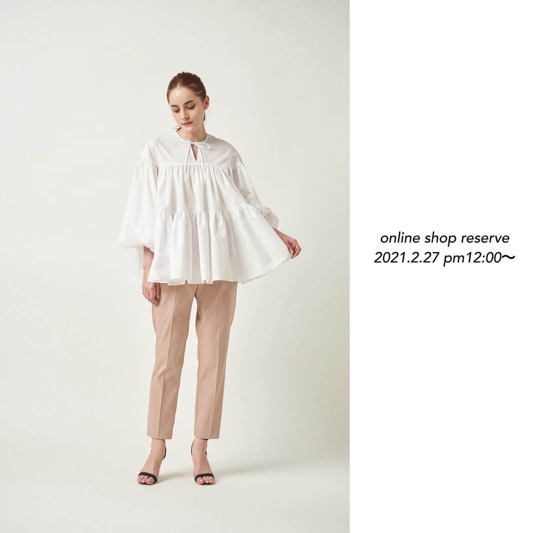 yoriのインスタグラム：「*online shop  reserve*﻿ ・﻿ ・﻿ 明日pm12:00〜完売しております下記の商品を数量限定で予約販売致します！ お届けは4月上旬〜中旬のお届けとなります。﻿ ﻿ #ティアードギャザーブラウス﻿ col. ホワイト、ピンク、ライトグレー﻿ size. free﻿ ¥18,000＋tax﻿ ・ ・ #yori_japan」