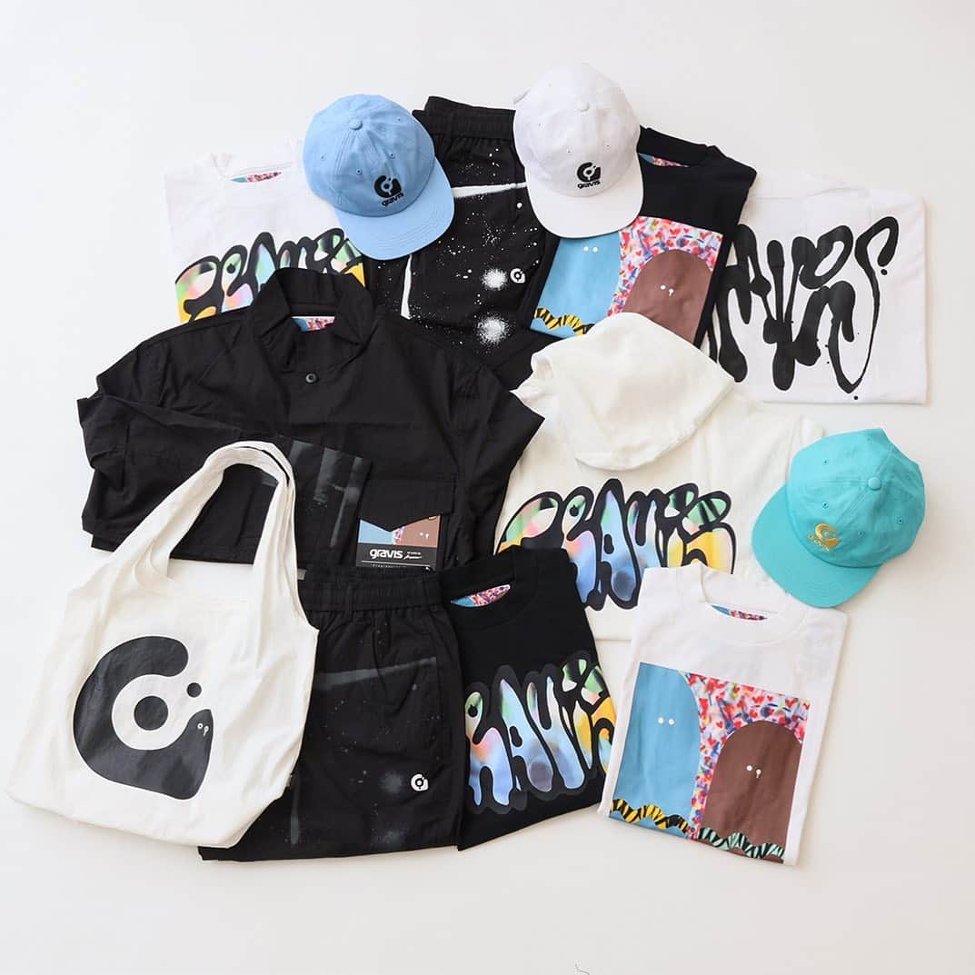 GRAVIS Japanのインスタグラム：「1988年にアフタースノーボードをコンセプトにスタートし、 これまでも数々のアーティストと共にクリエイションを続けてきた『gravis』。 2021年新たなクリエイションパートナーとして『Ryuji Kamiyama（神山隆二）』氏を迎え、 新たな『gravis』の世界観を構築 国内外、ジャンルレスな活動を続ける神山氏のアイデンティティを感じさせるポップな世界観、 リアルなストリートアートを十二分に感じられるカプセルコレクションが ジャーナル スタンダードエクスクルーシブで登場！ また、3月下旬の全店販売より一足先にベイクルーズストアーにて 2月27日（土）より先行受注が開始される。この機会に是非！ #gravis」