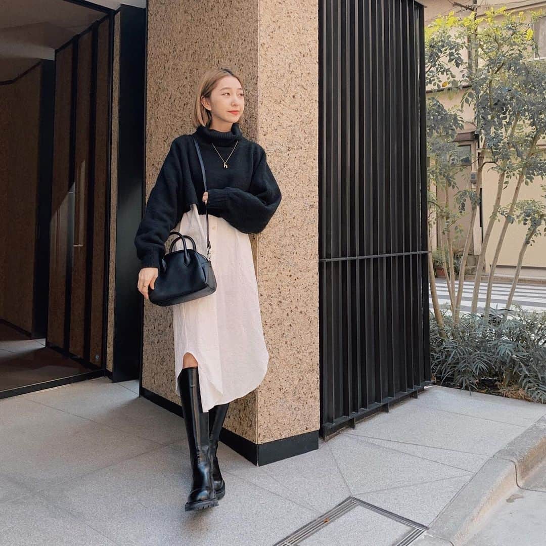 松尾 瞳のインスタグラム：「. どんな服にでも合うからひとつ持ってるとすごく便利な シンプルミニボストン🖤 @efole_official   と、 #モノトーンコーデ ⚪️⚫️  バッグは本日限定で2000円OFFクーポンが 使えるみたいです🧸  #efole #エフォル #私服」