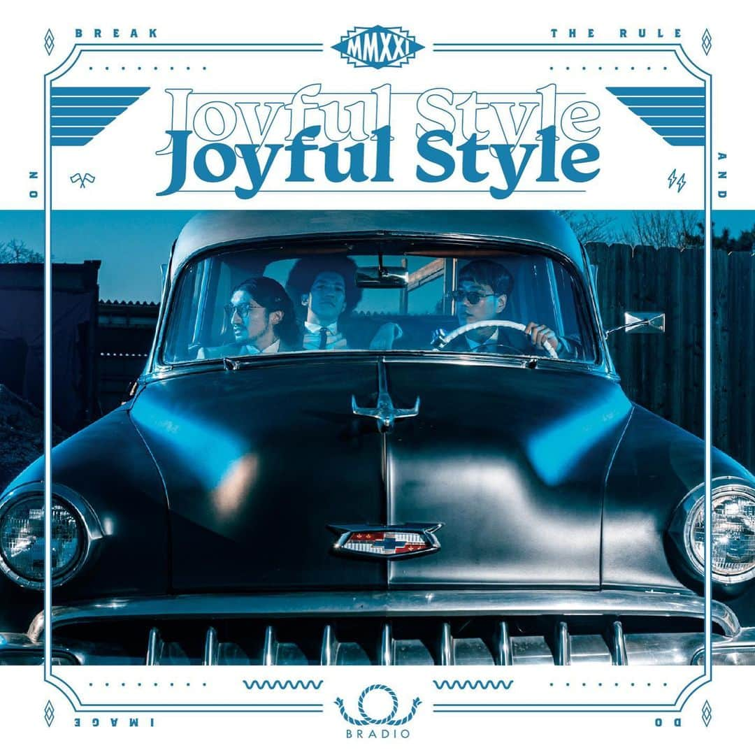 BRADIOのインスタグラム：「・ ・ ・ 【Joyful Style】 発売へ向けて、ジャケットのアートワークを公開🎉 是非実物も楽しみにしててね😊  🟦初回盤A：青色 🟩初回盤B：緑色 🟥通常盤：赤色  Photo by umihayato(@umi_hayato ) Direction by 馬場峻樹(@shunkibaba ) Hair&Make by YUTO(@yuto_hm_jump ) Costume design by ANGLASAD(@anglasad_official )  #BRADIO  #BRADIO_JS」