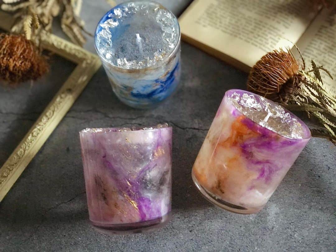 のインスタグラム：「𓏙𓏙 納品用の作品  ・ ・  Design Candle tie-dye  ・ ・  そのつもりはなかったけど  orange×purple×black×gold 自然とHalloween系のイロに𖥋  わたしは結構好きな感じのイロ◡̈*  ・ ・  奥のBlueは前回仕上げてなかった子 やっと仕上げられました𓋜  ━━━━━━━━━━【information】━━━━━━━━━━━━ 〔Contact〕 ✔︎オーダー依頼・Lesson問合せ・お仕事依頼 🔝HP➪contact・Instagram DMから☺︎︎  〔Candle Lesson〕 Open→火・水(土or日) ✔︎Lessonのご予約は 🔝HP➪contact・Instagram DMから☺︎︎  〔Movie Lesson〕 FANTISTにて動画レッスン公開中ఌ 🔝HP➪Movie Lessonより  ⬇︎今後の動画Lesson公開予定メニュー⬇︎ ✔︎Marblepop gel Candle  〔Eventshop〕 ✔︎2/15〜3/5 NEWoMan新宿 委託販売 ✔︎3/10〜3/15 松坂屋名古屋 委託販売 ✔︎3/10〜3/23 大丸梅田店 委託販売 ✔︎3月 九州エリア 委託販売 ✔︎3月 栃木県 委託販売 ✔︎3月 神奈川県 委託販売  ━━━━━━━━━━━━━━━━━━━━━━━━━━━━━  #botanicalstyling #candles #soycandles #양초만들기 #촛불 #蜡烛 #interiorforyou #japanesecandle #botanicalcandle #candlemaker #キャンドル #川崎キャンドル教室 #習い事サロン#エシカル #JCAキャンスタ #香りと暮らそう #大人のインテリア #川崎 #癒しの時間 #ギフト選び #サステナブルライフ #一人暮らしインテリア #タイダイ柄」