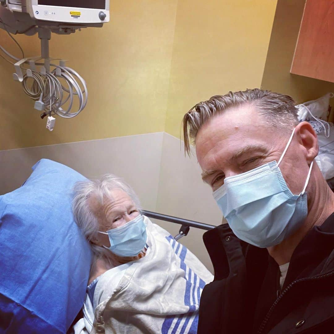 ブライアン・アダムスのインスタグラム：「Thanks to the incredible staff at @lghfoundation (lions gate hospital) in North Vancouver for taking such good care of my mum Jane ❤️. So kind thank you 🙏🏻 #weloveya  #lionsgatehospital」