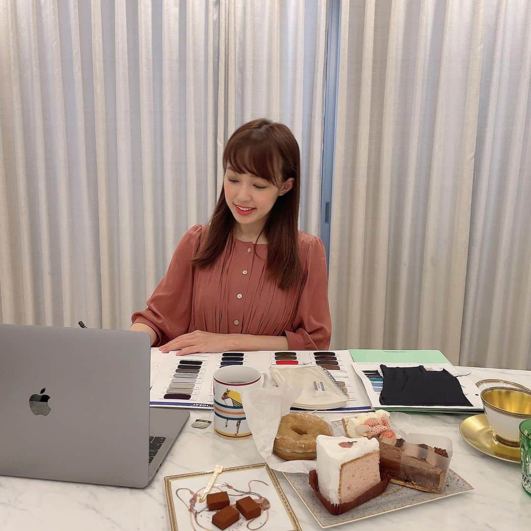 アレクサンダーのインスタグラム：「デザートですよ  仕事おつかれさま 笑  さすがに全部食べないから 夜に残すねっ」