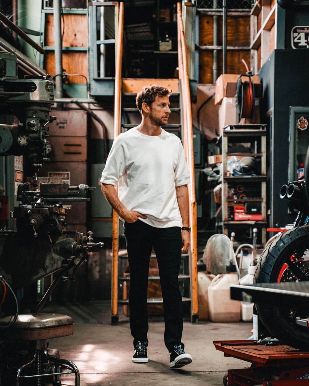 ジェンソン・バトンのインスタグラム：「Love a good old workshop.」